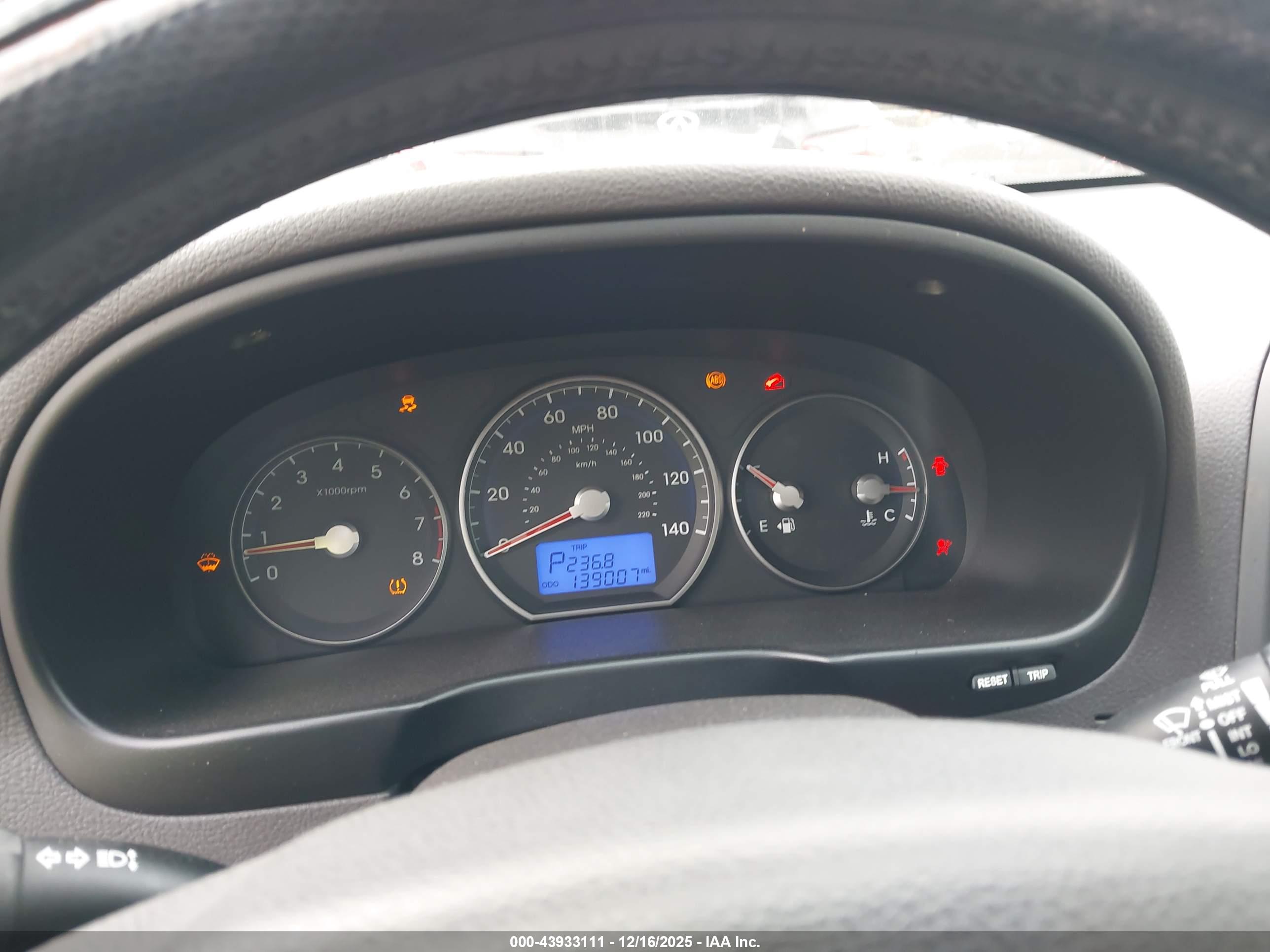 HYUNDAI SANTA image 7