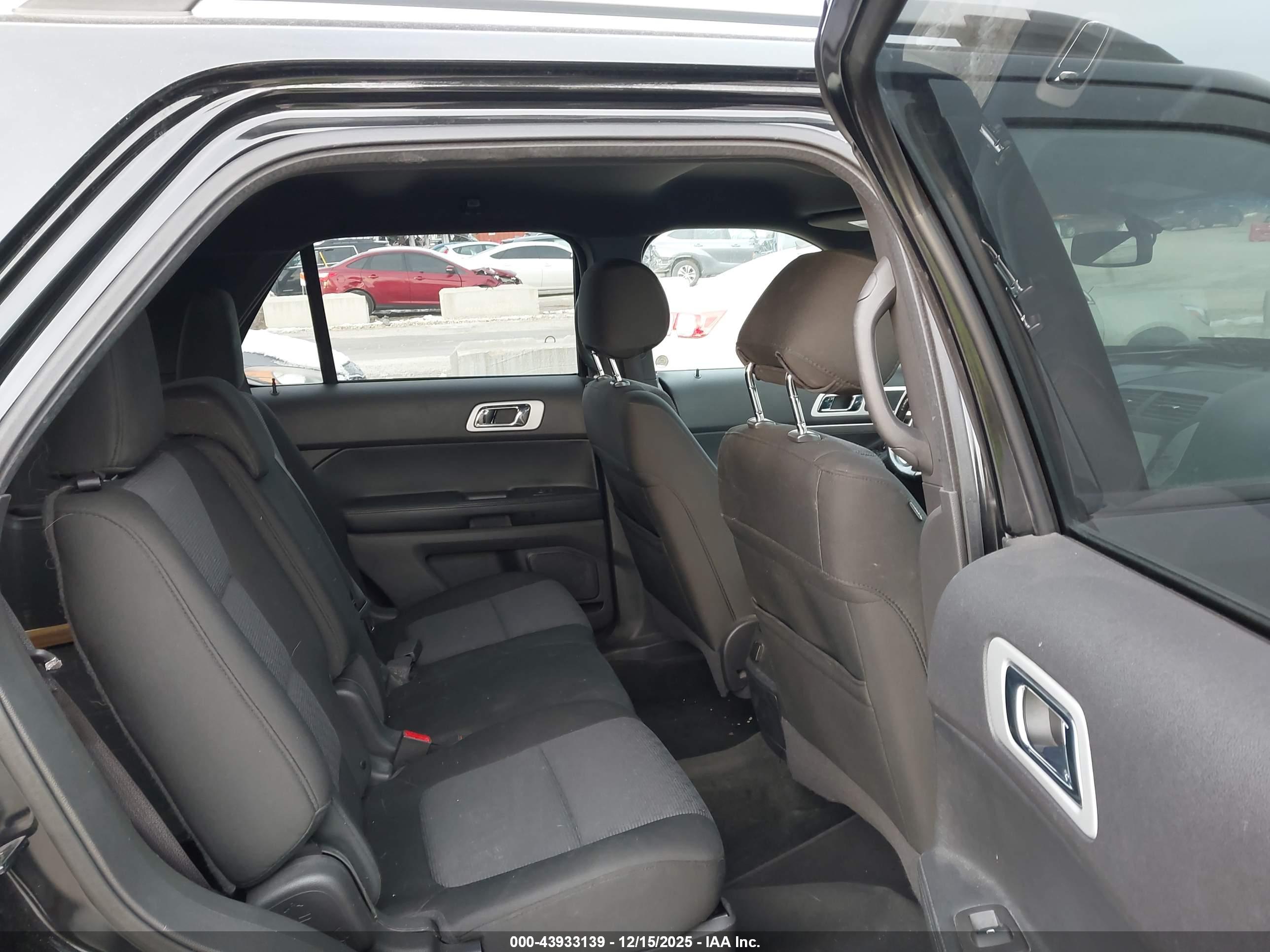 FORD EXPLORER image 8