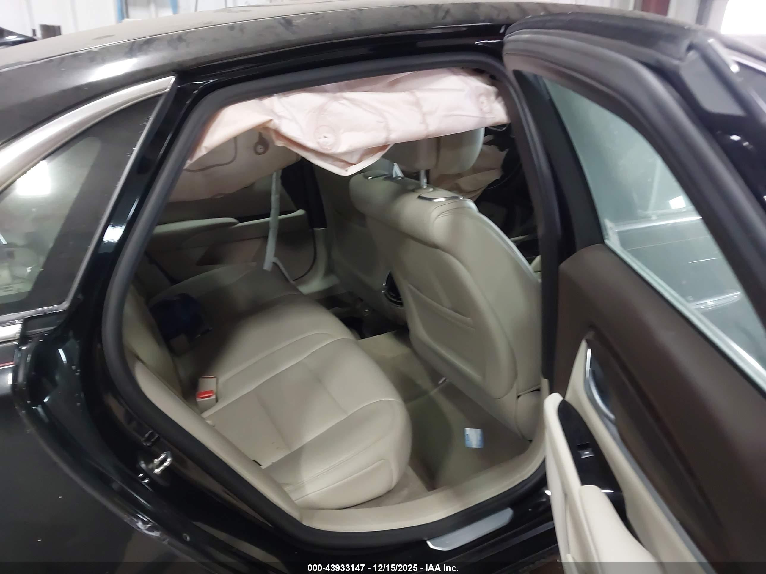 CADILLAC XTS image 8
