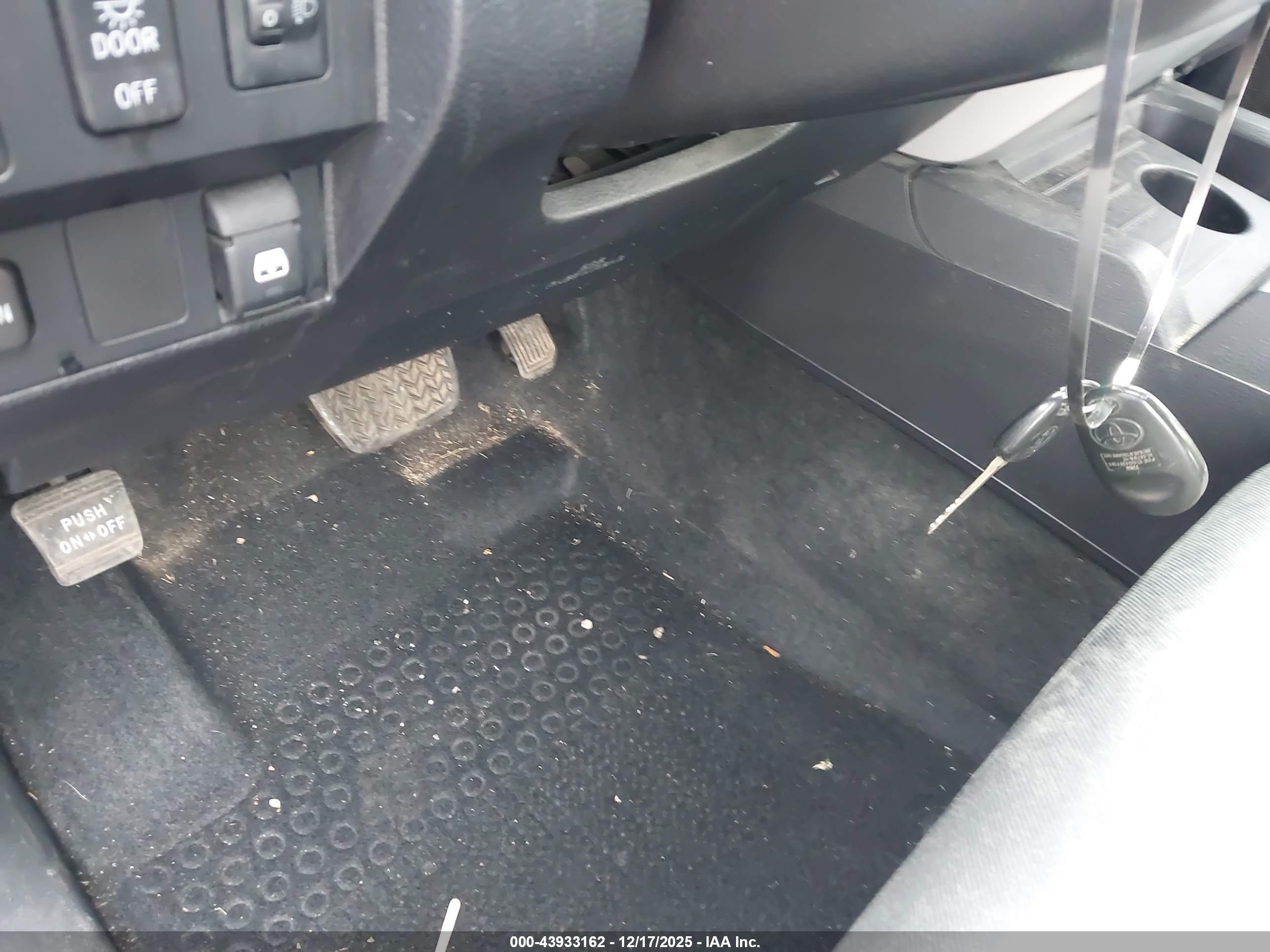 TOYOTA TUNDRA image 11