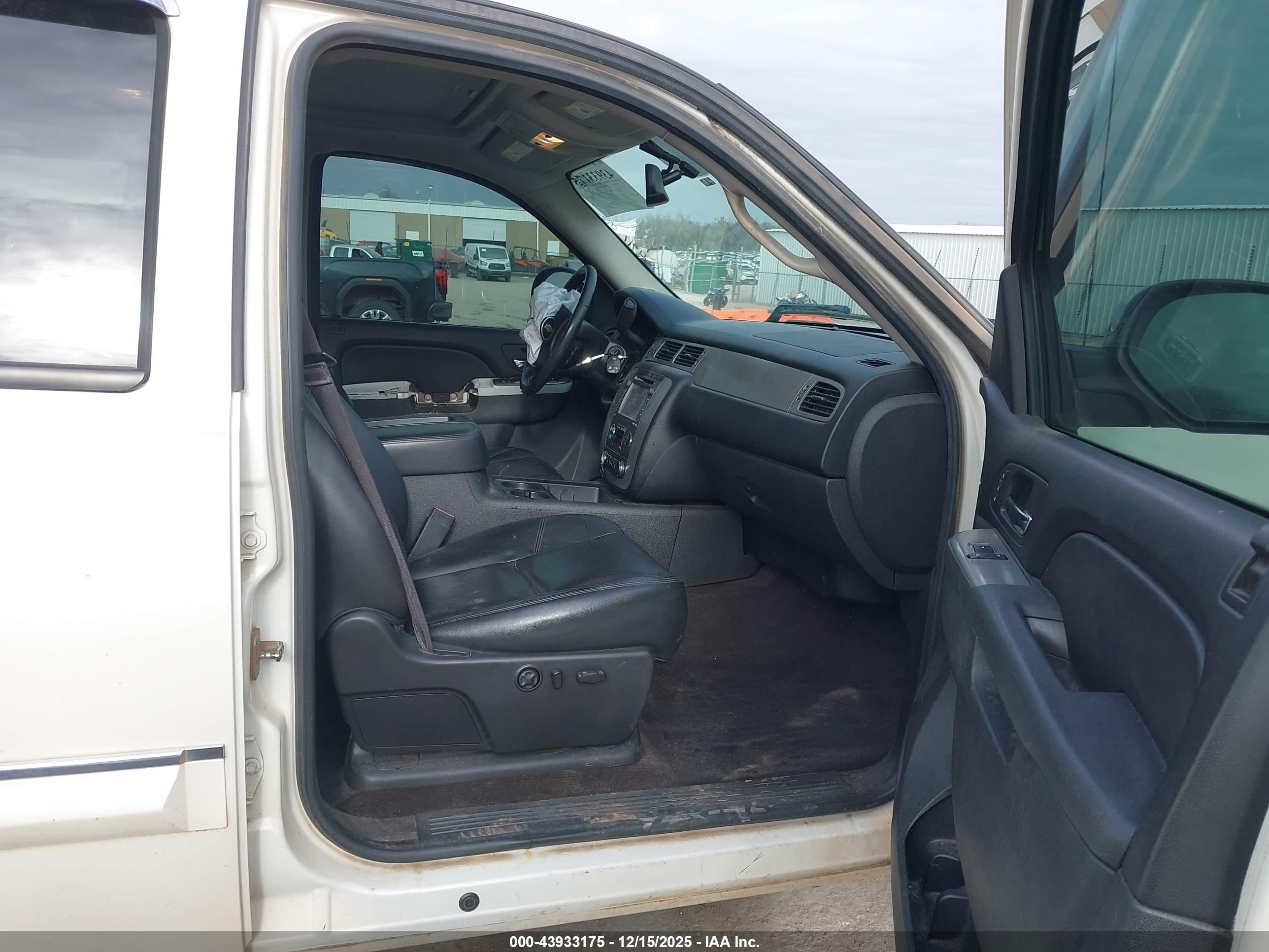 CHEVROLET SILVERADO image 5