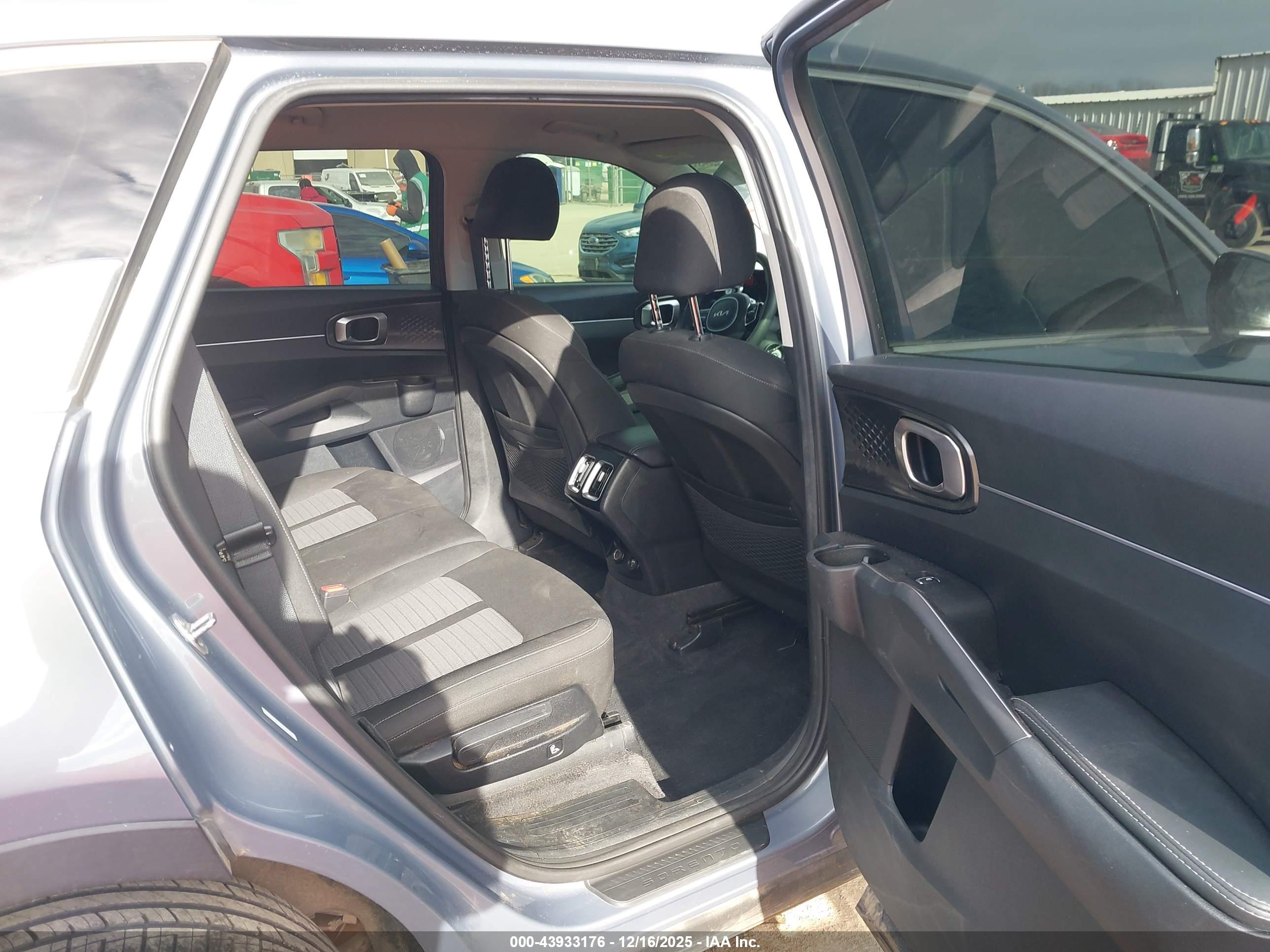 KIA SORENTO image 8