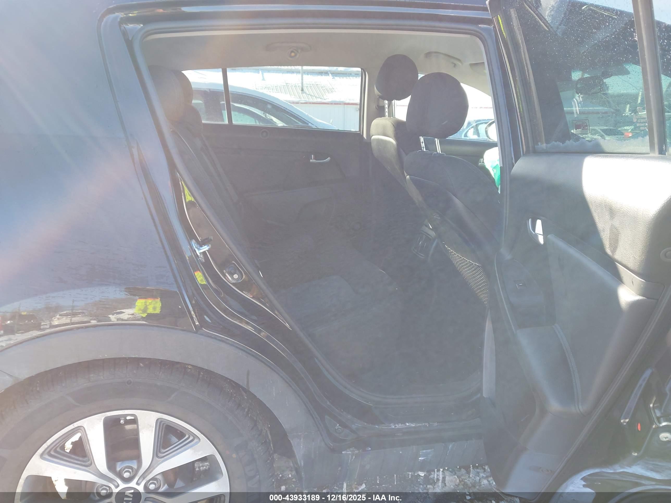KIA SPORTAGE image 8