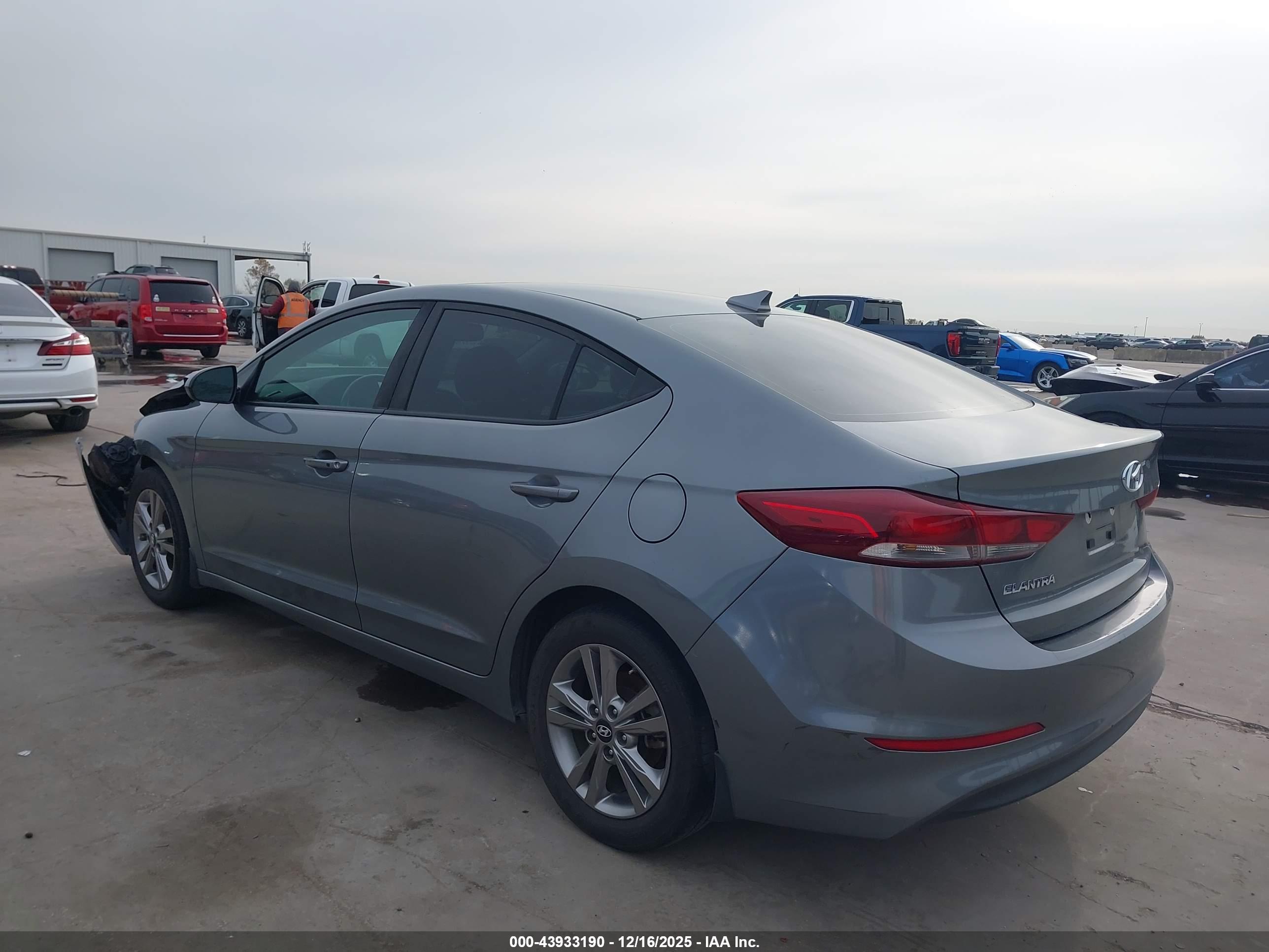 HYUNDAI ELANTRA image 3