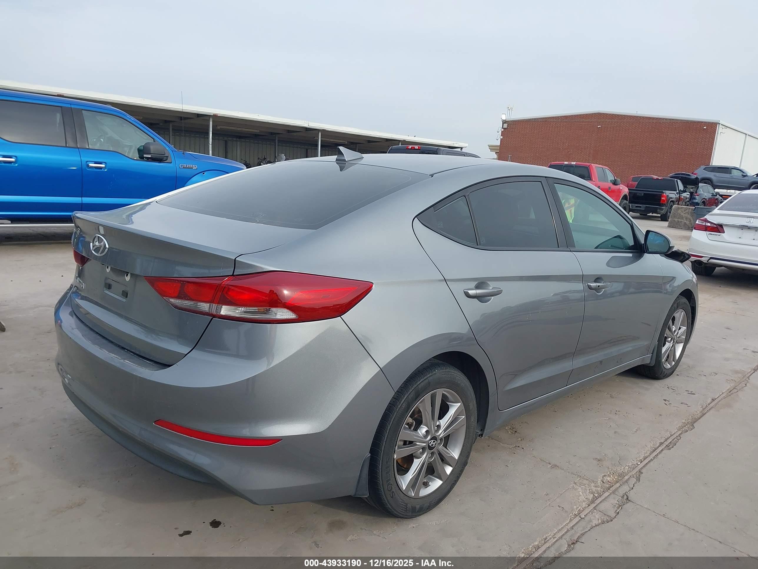 HYUNDAI ELANTRA image 4