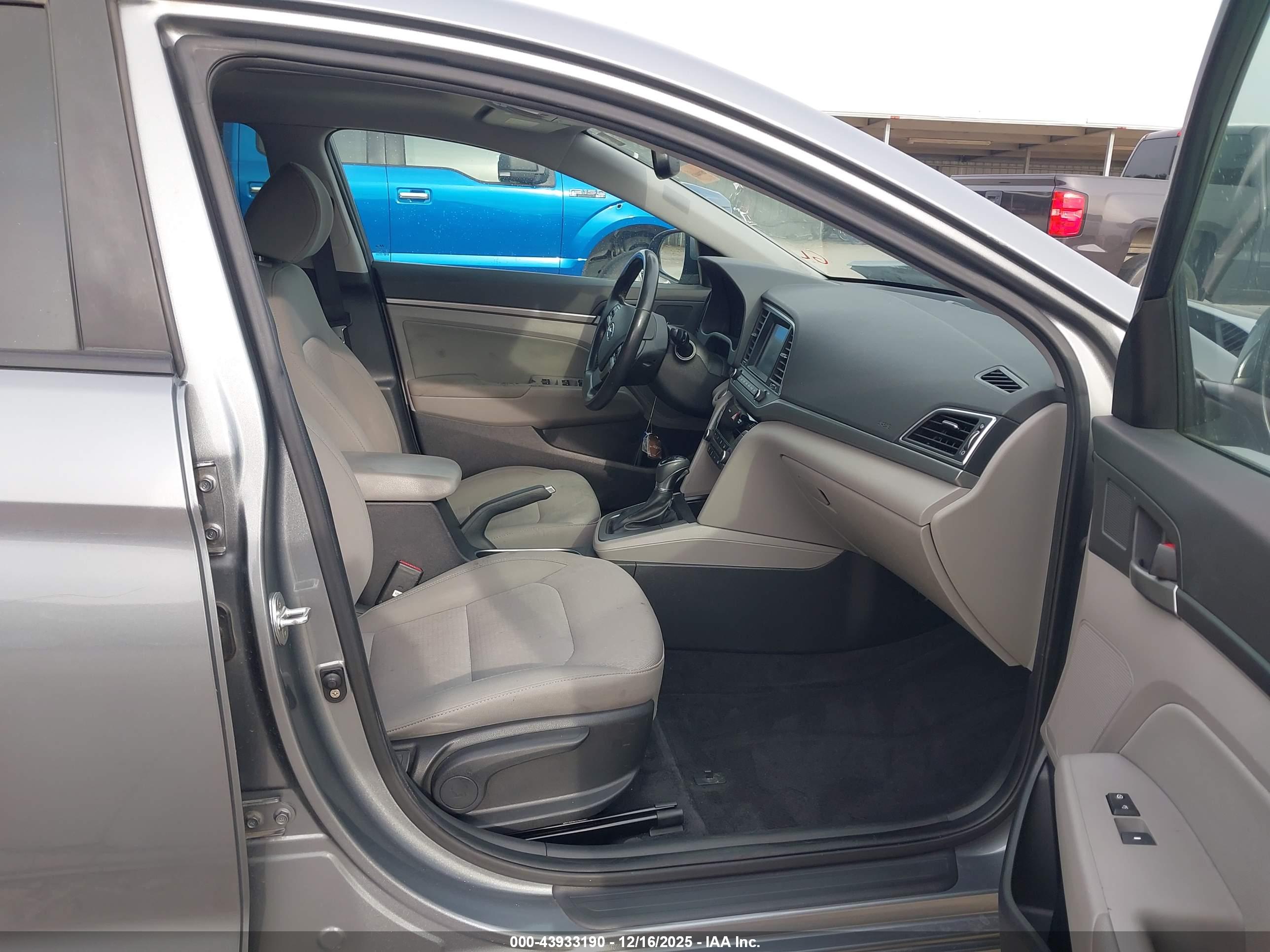 HYUNDAI ELANTRA image 5