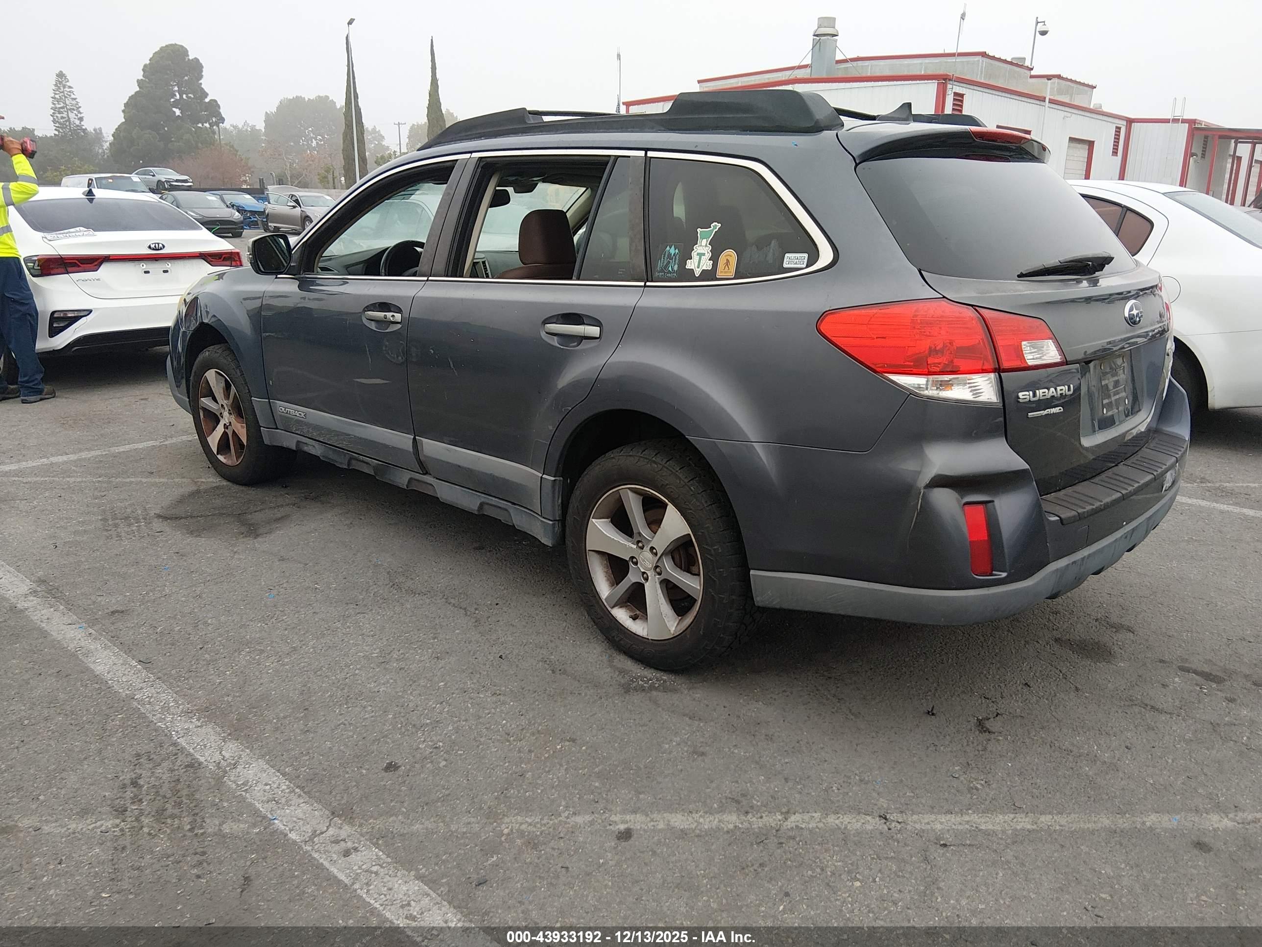SUBARU OUTBACK image 3