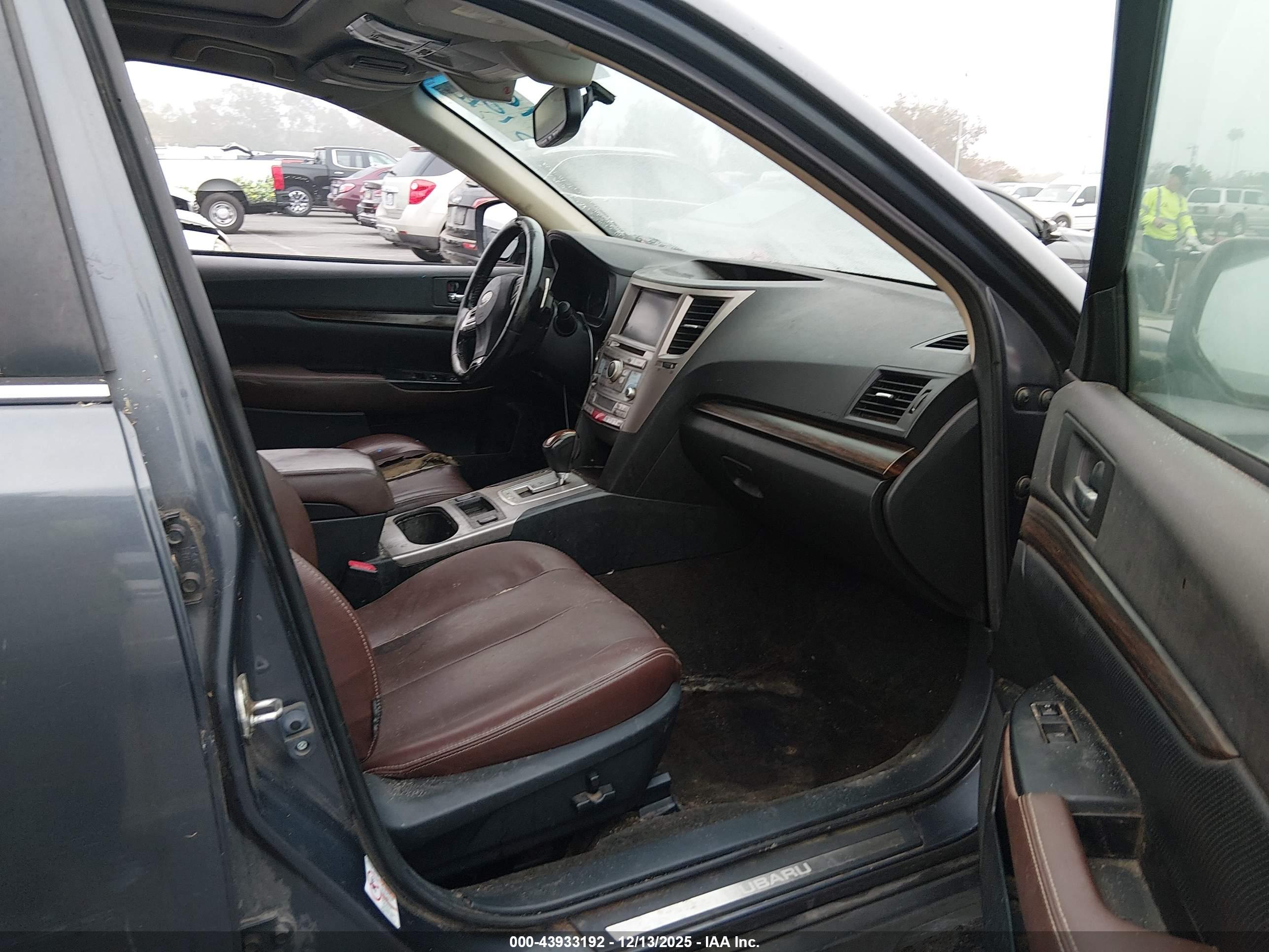 SUBARU OUTBACK image 5