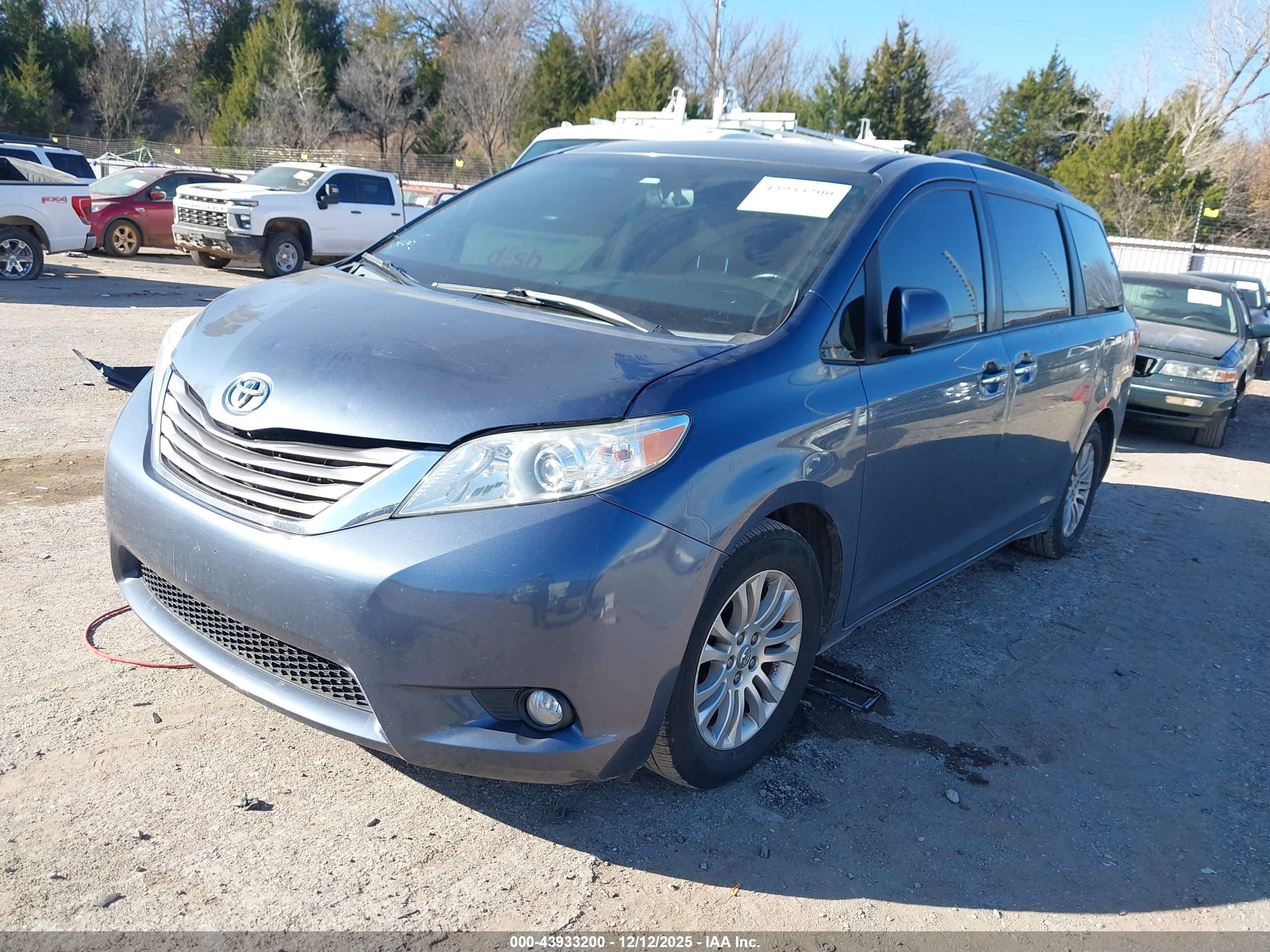 TOYOTA SIENNA image 2