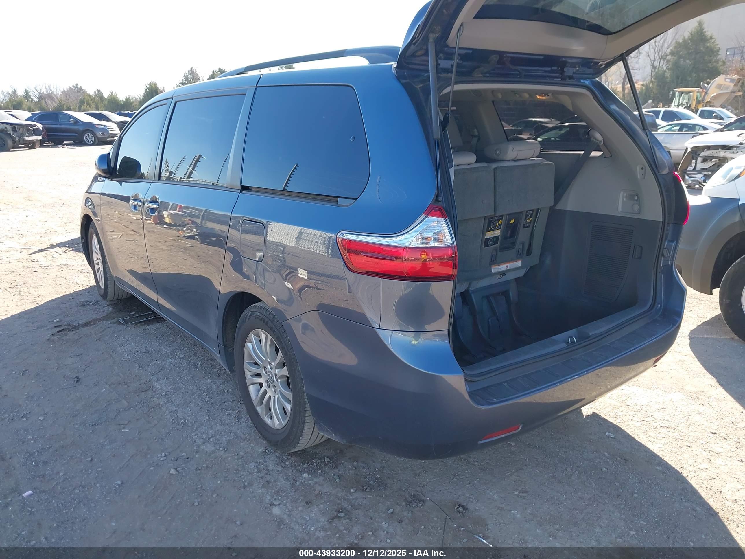 TOYOTA SIENNA image 3