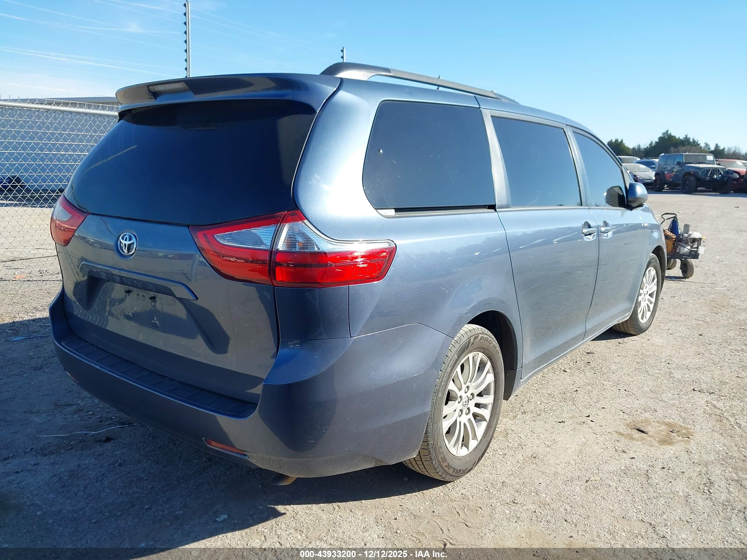 TOYOTA SIENNA image 4