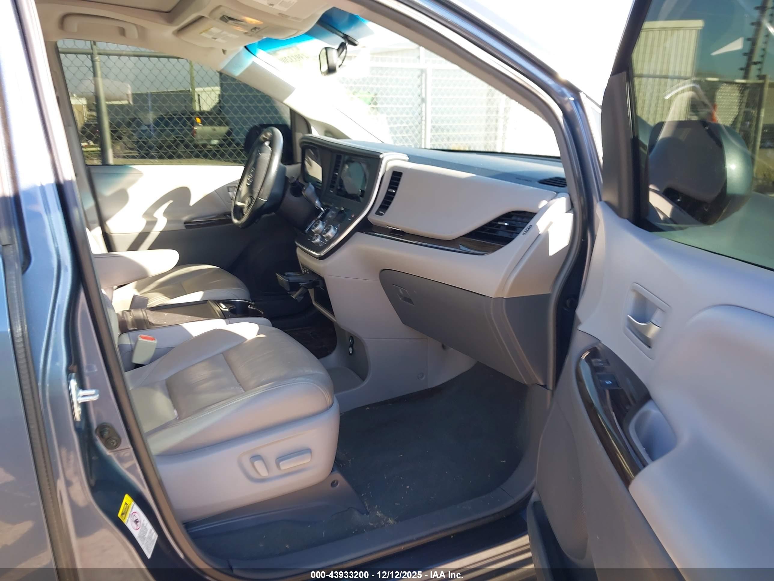 TOYOTA SIENNA image 5