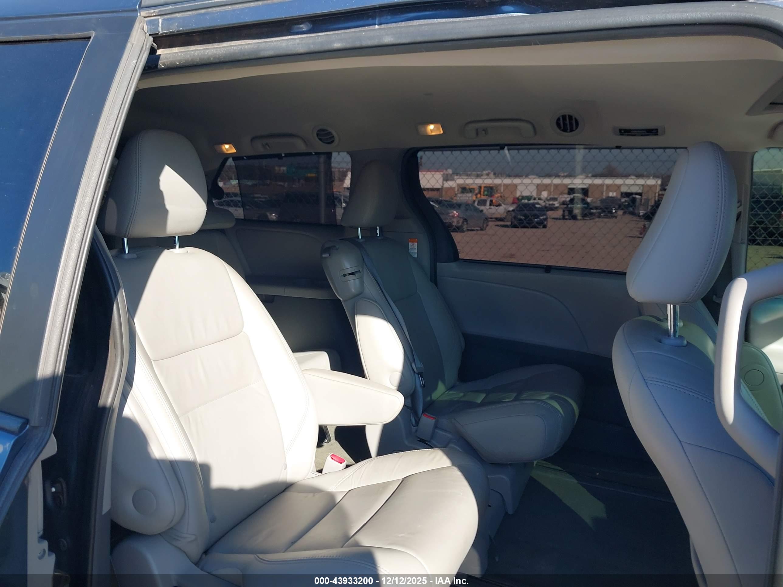 TOYOTA SIENNA image 8