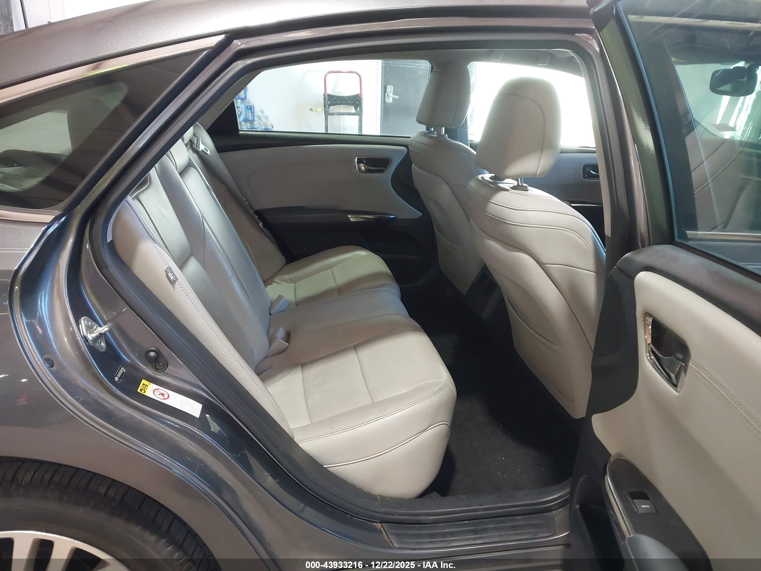 TOYOTA AVALON image 8