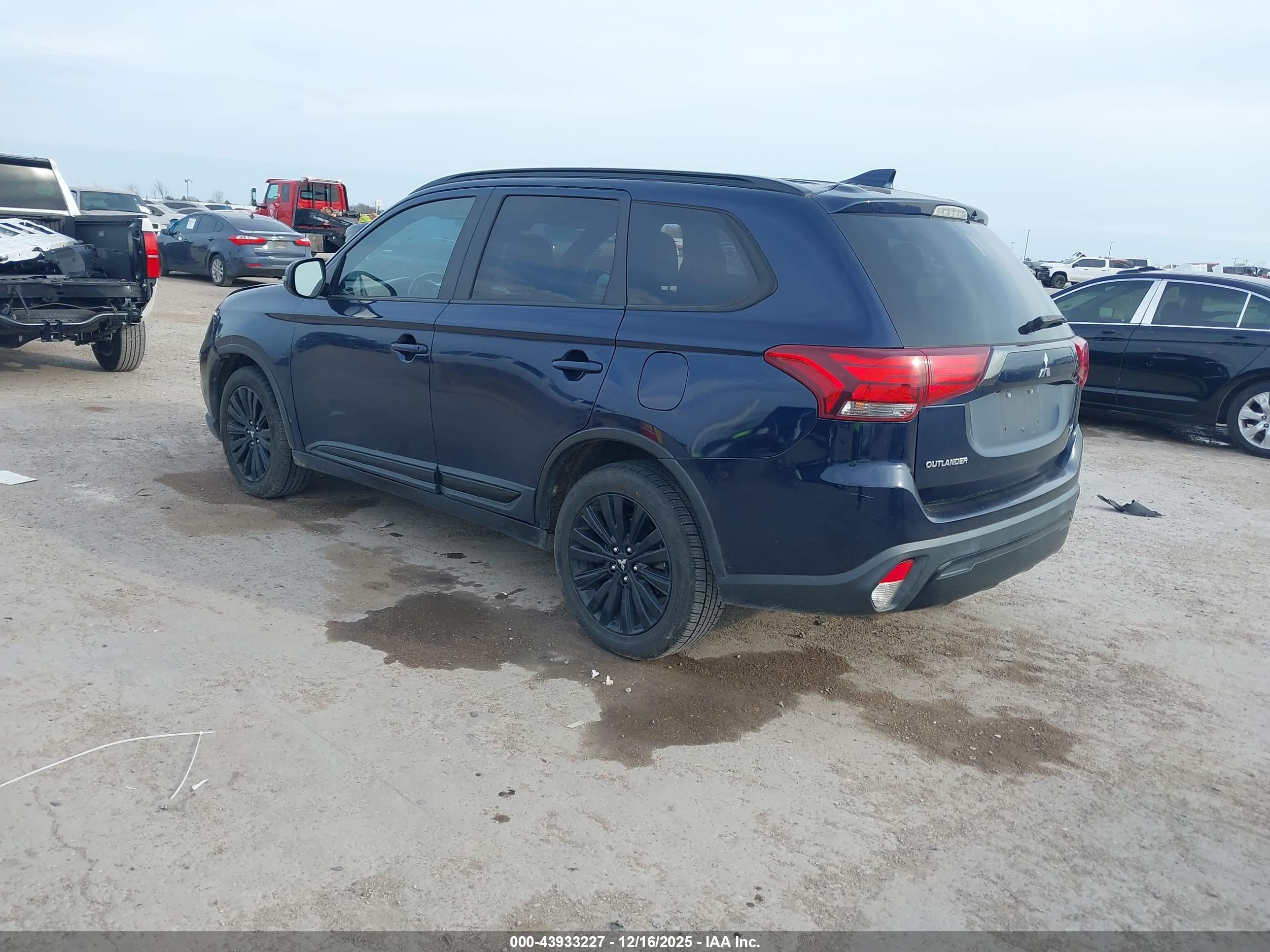 MITSUBISHI OUTLANDER image 3