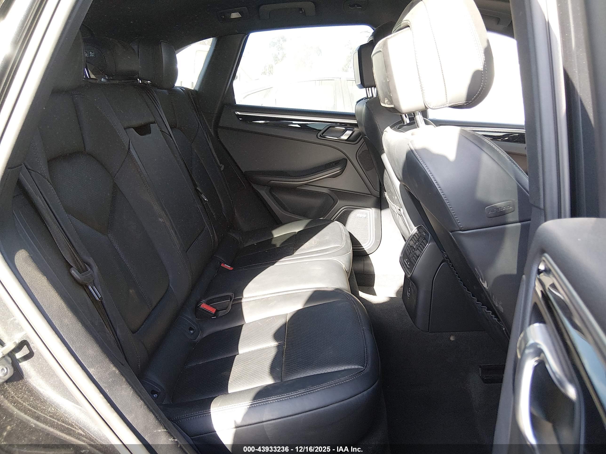 PORSCHE MACAN image 8