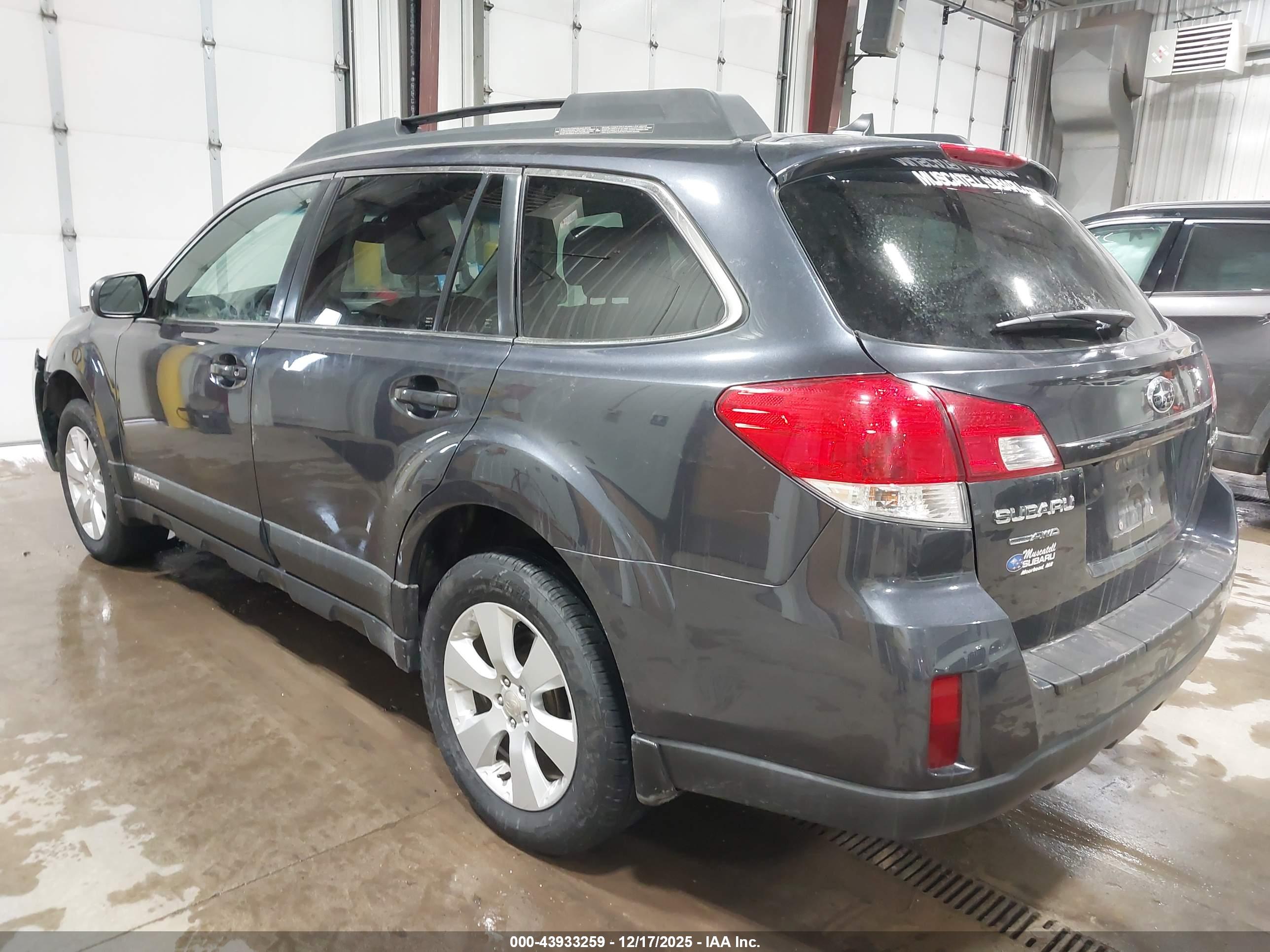 SUBARU OUTBACK image 3