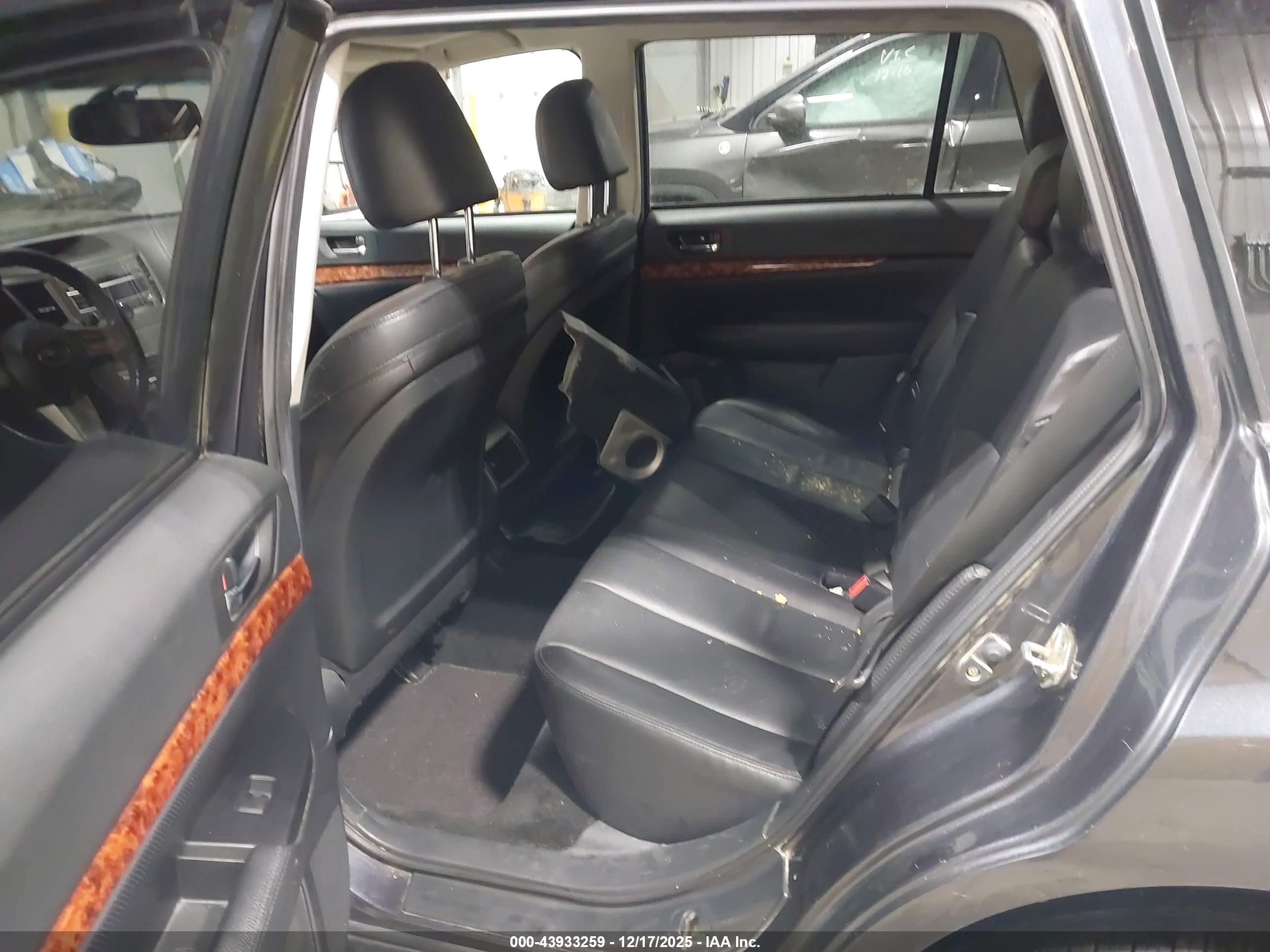 SUBARU OUTBACK image 8