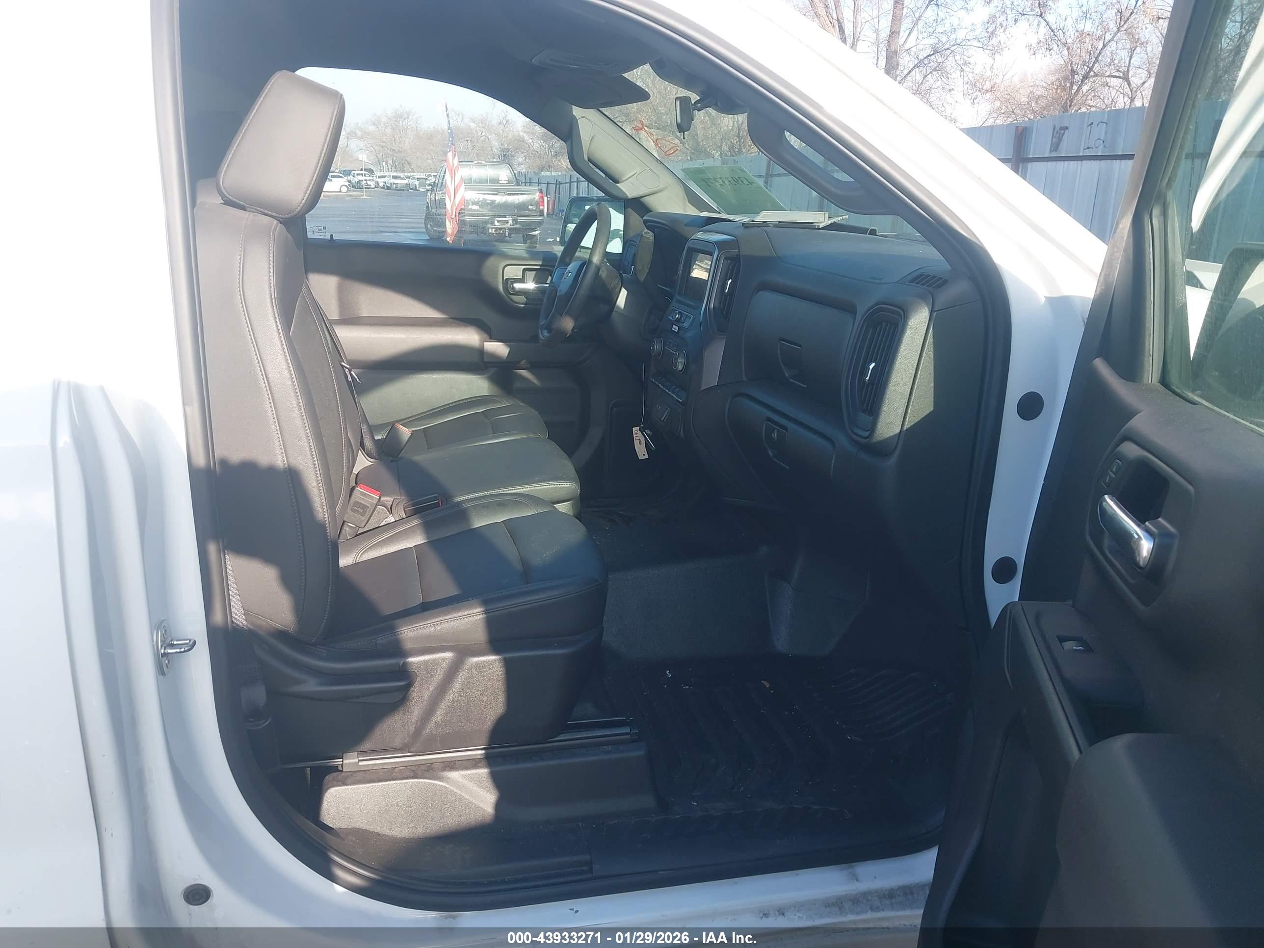 CHEVROLET SILVERADO image 5