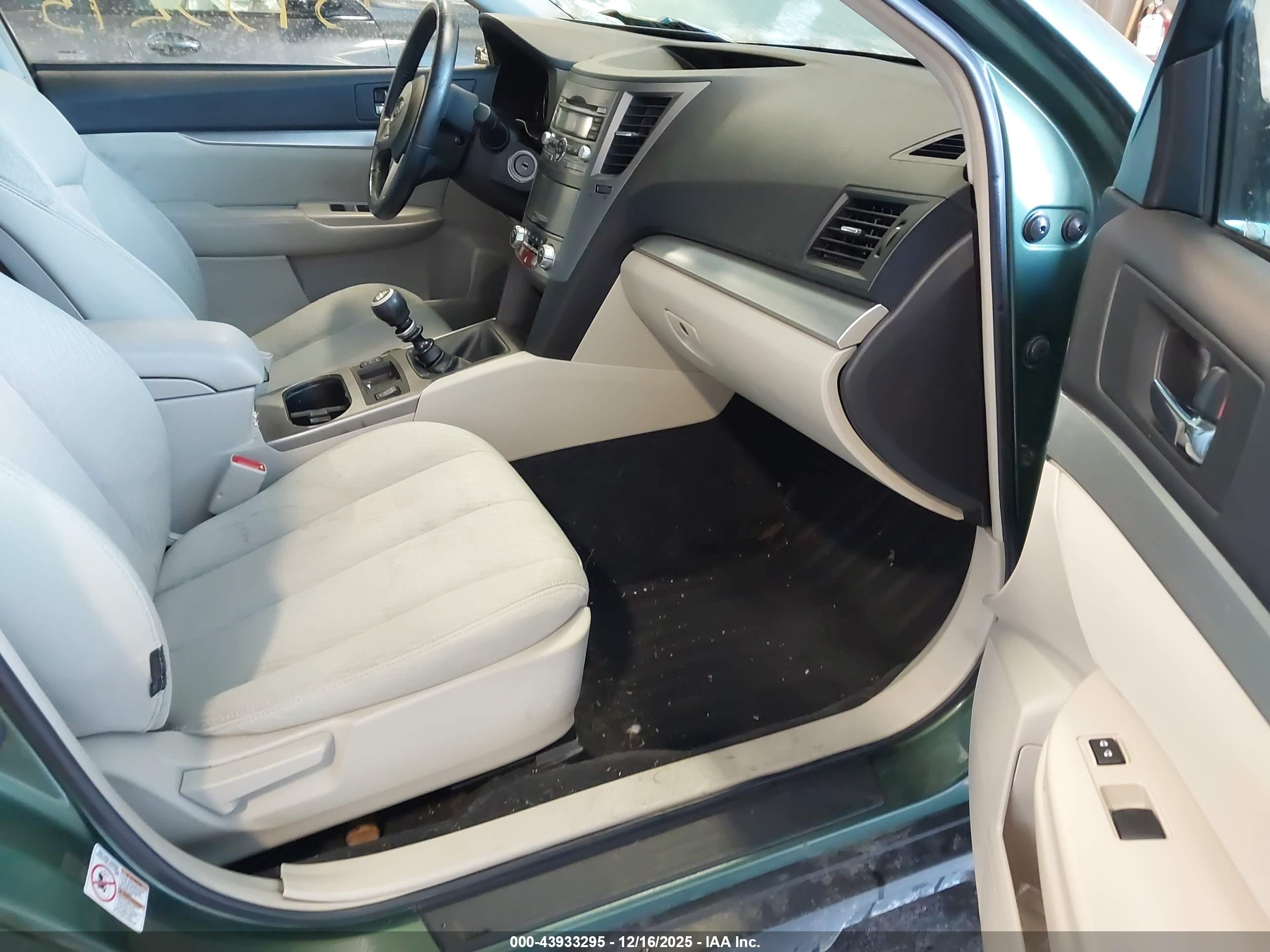 SUBARU OUTBACK image 5