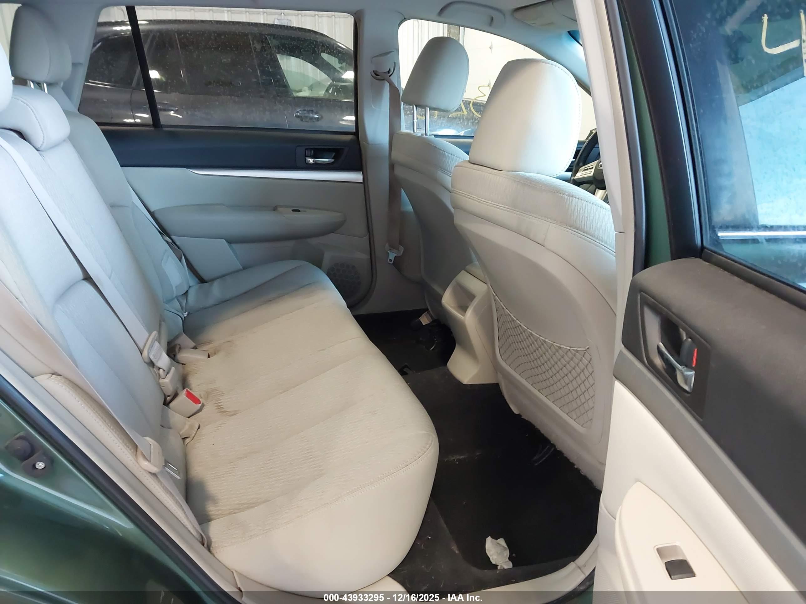 SUBARU OUTBACK image 8