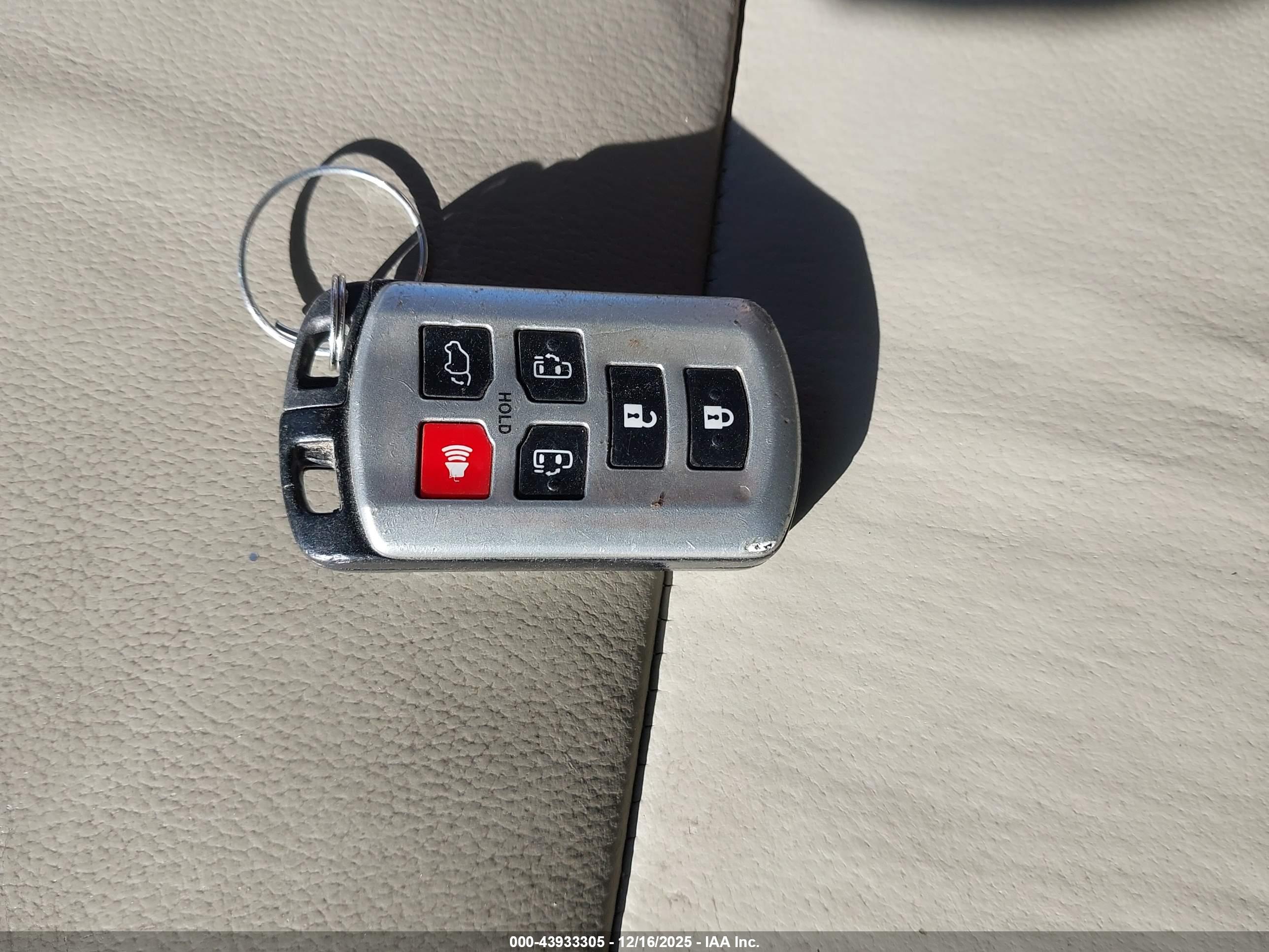 TOYOTA SIENNA image 11