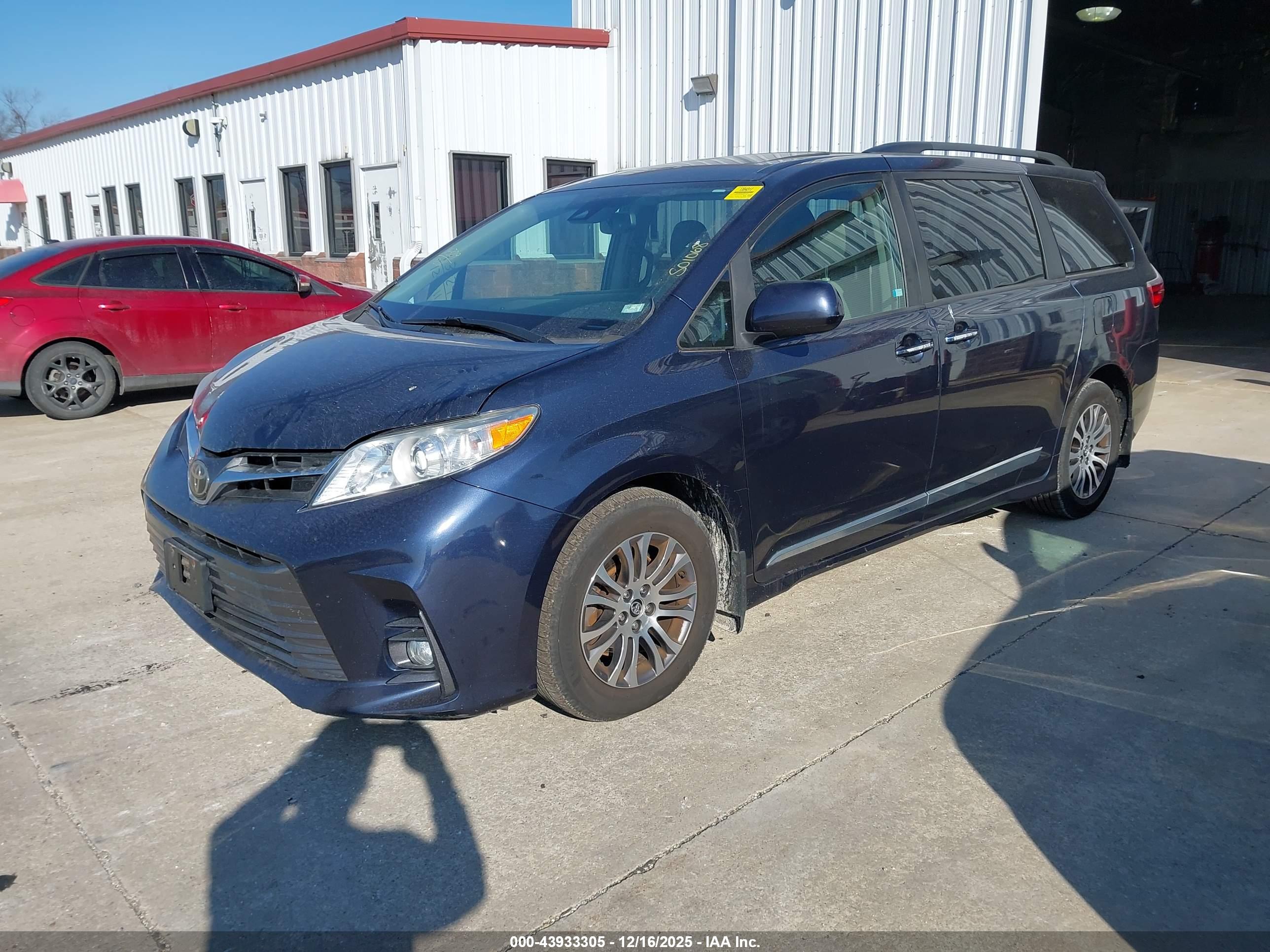 TOYOTA SIENNA image 2