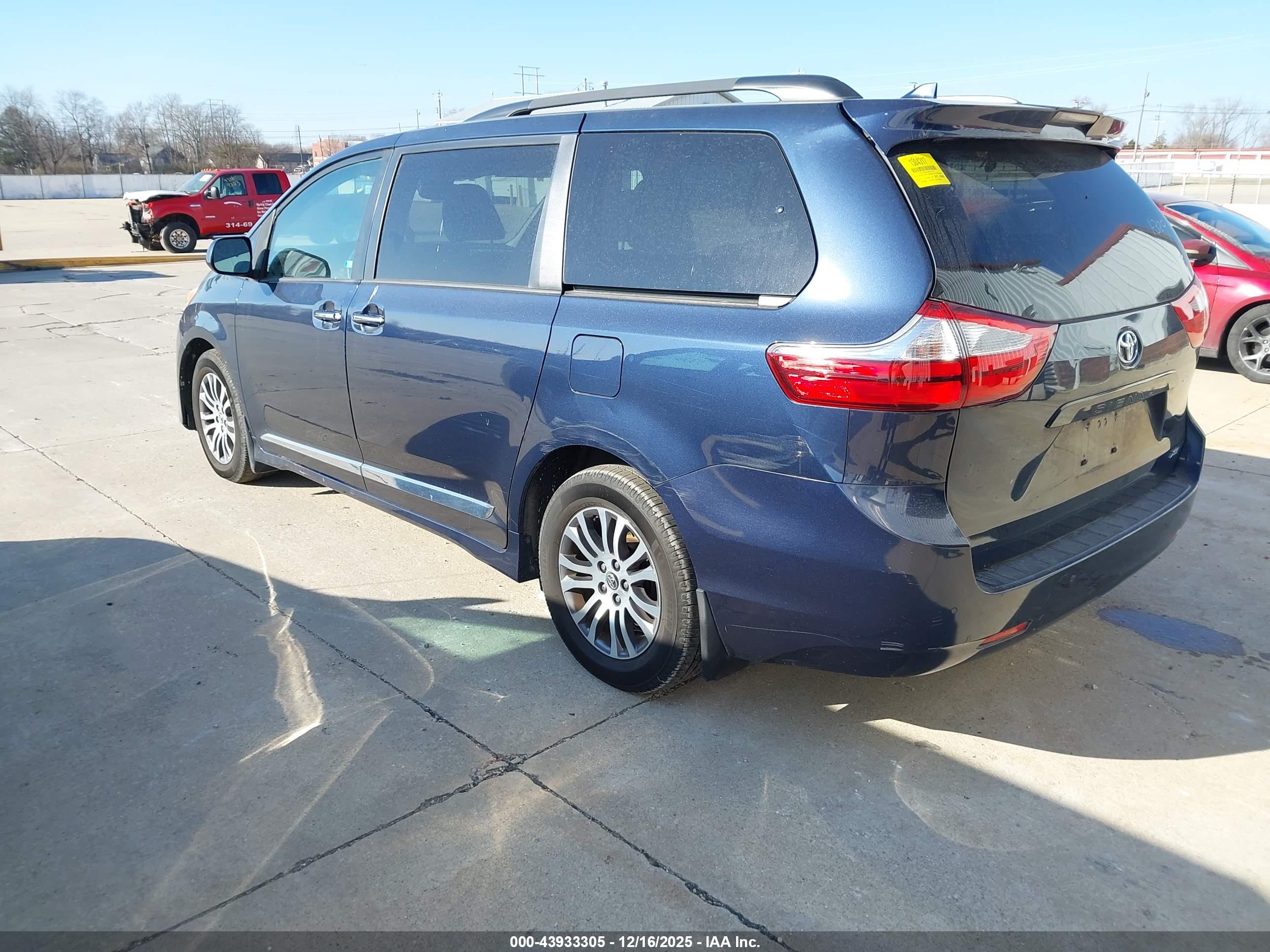 TOYOTA SIENNA image 3