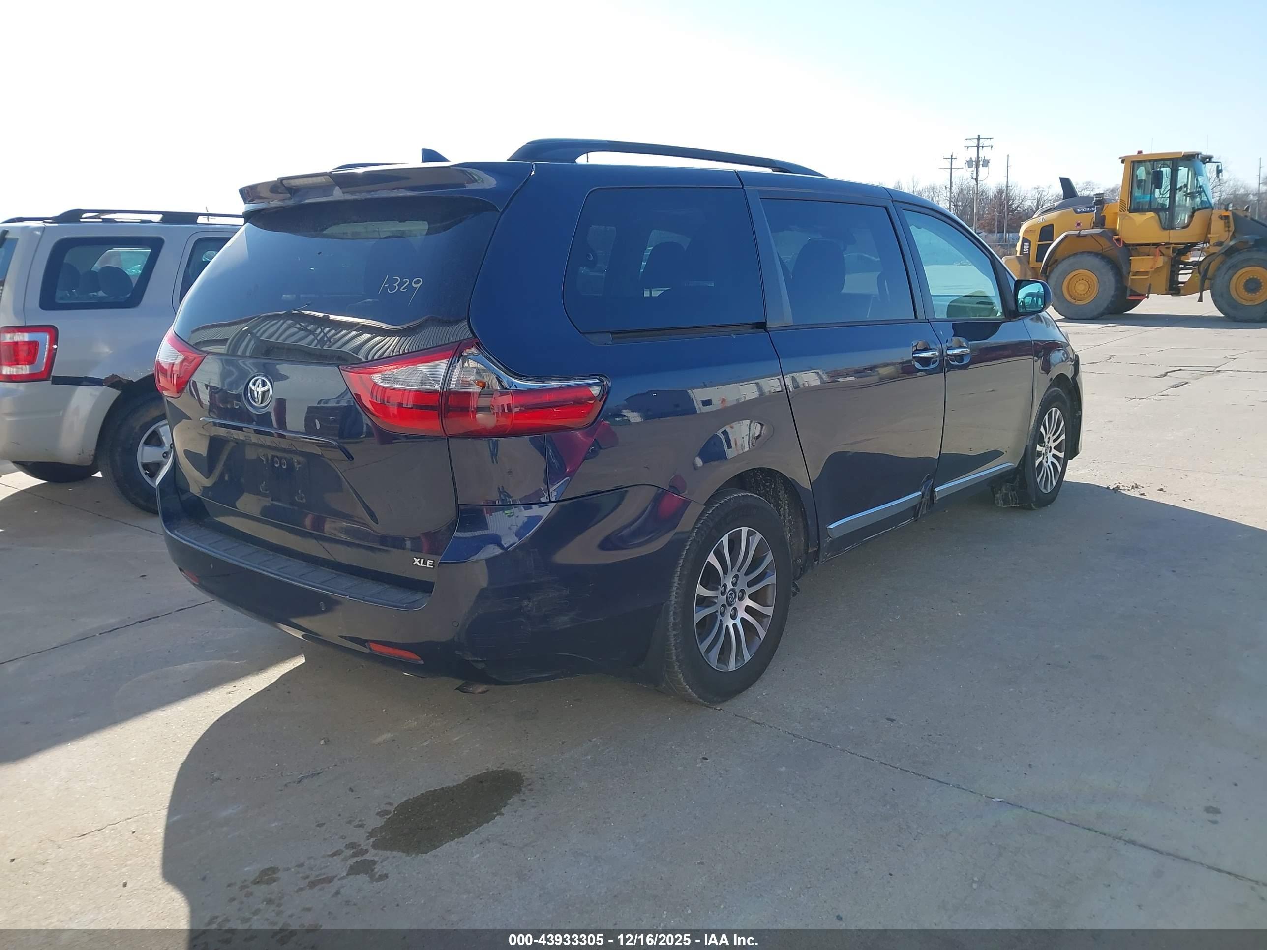TOYOTA SIENNA image 4