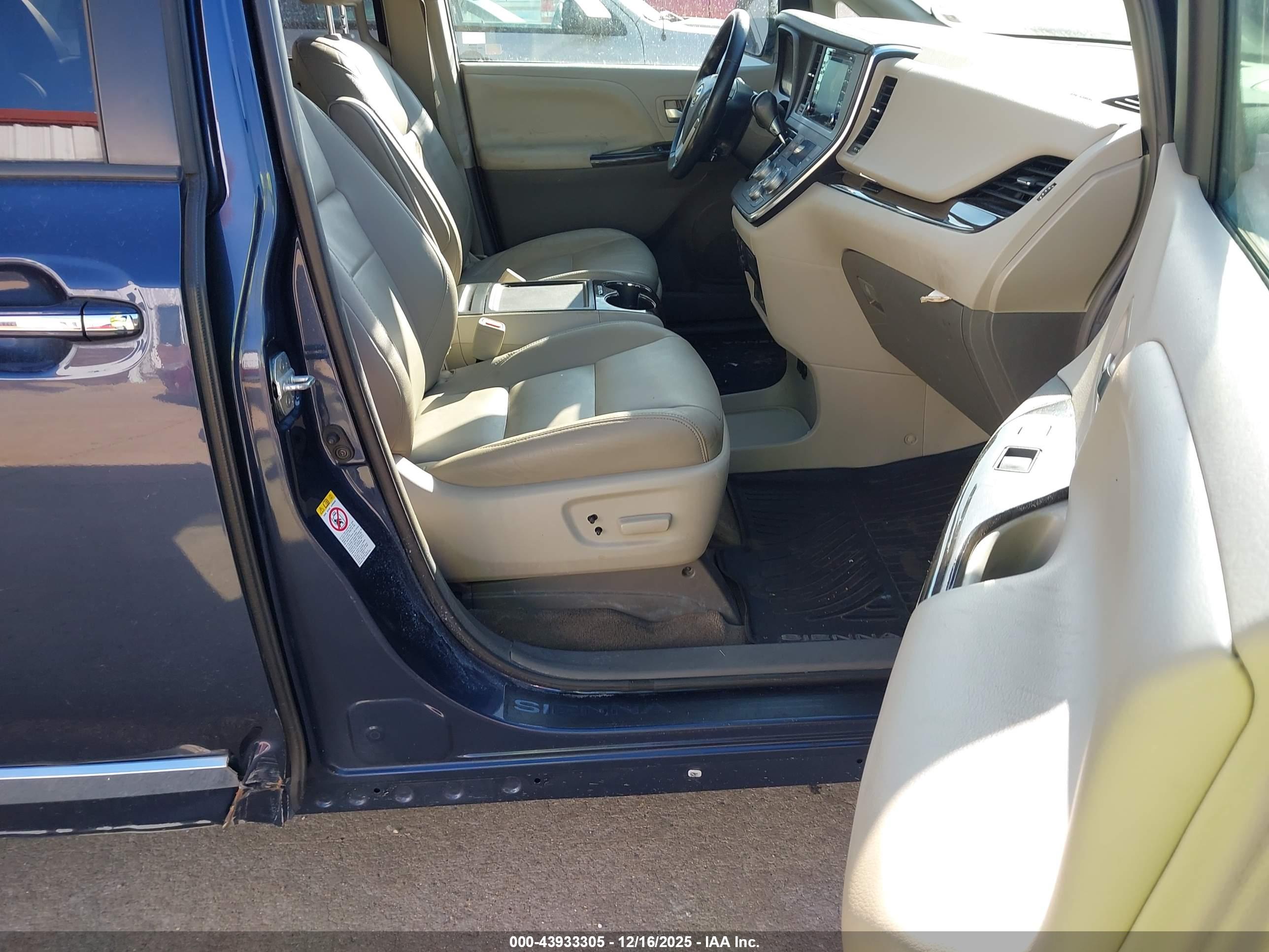 TOYOTA SIENNA image 5
