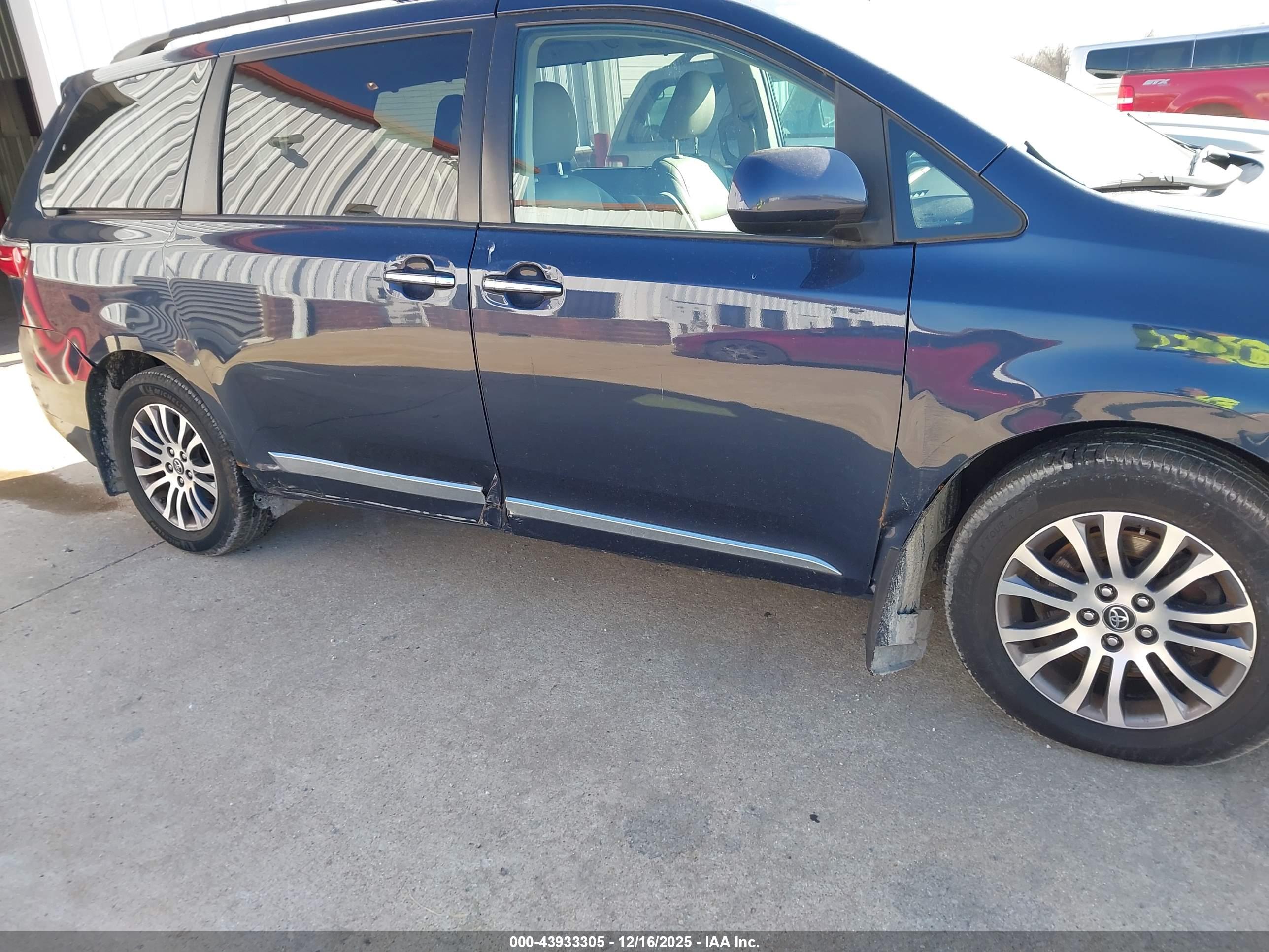 TOYOTA SIENNA image 6