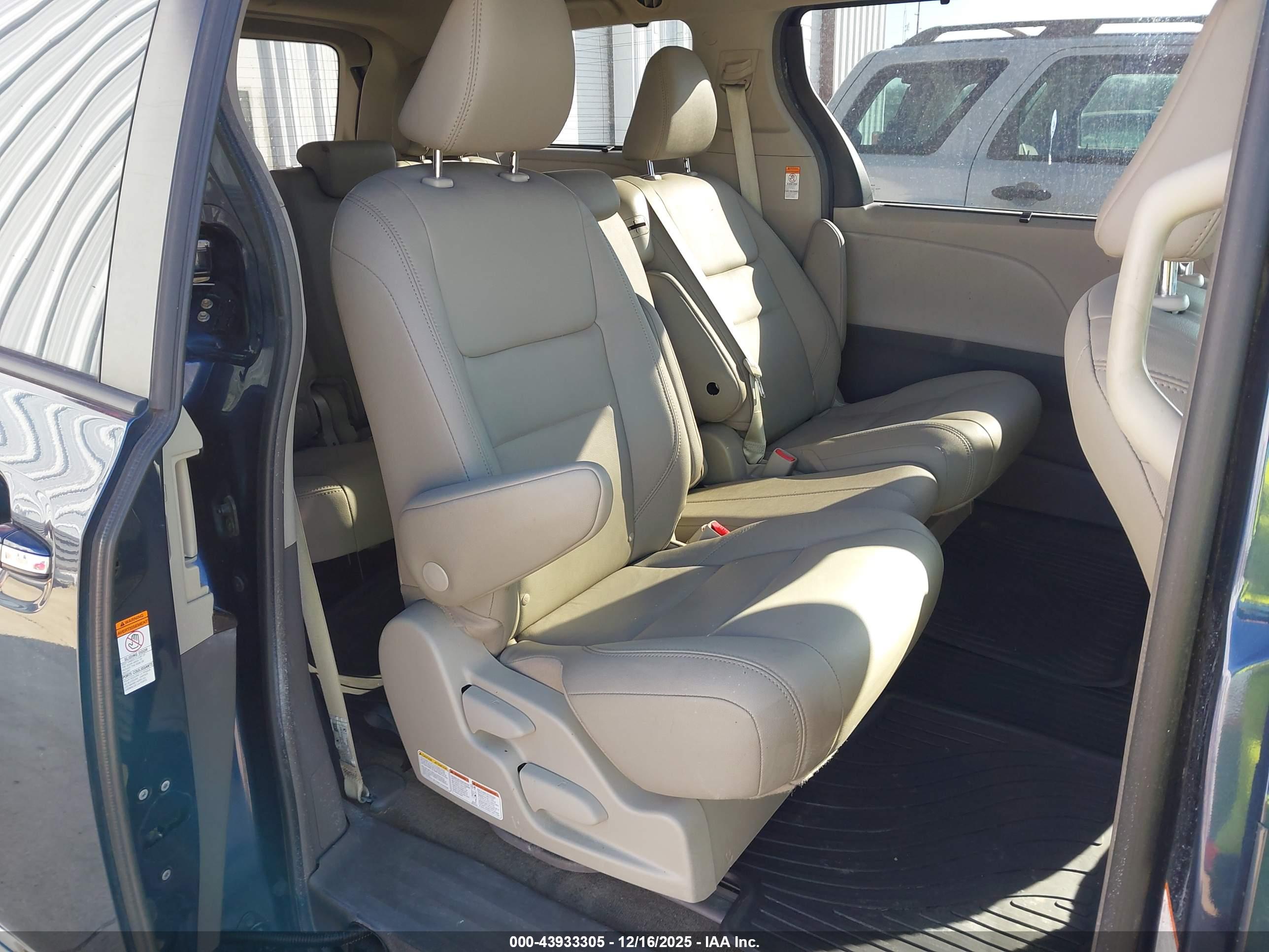 TOYOTA SIENNA image 8