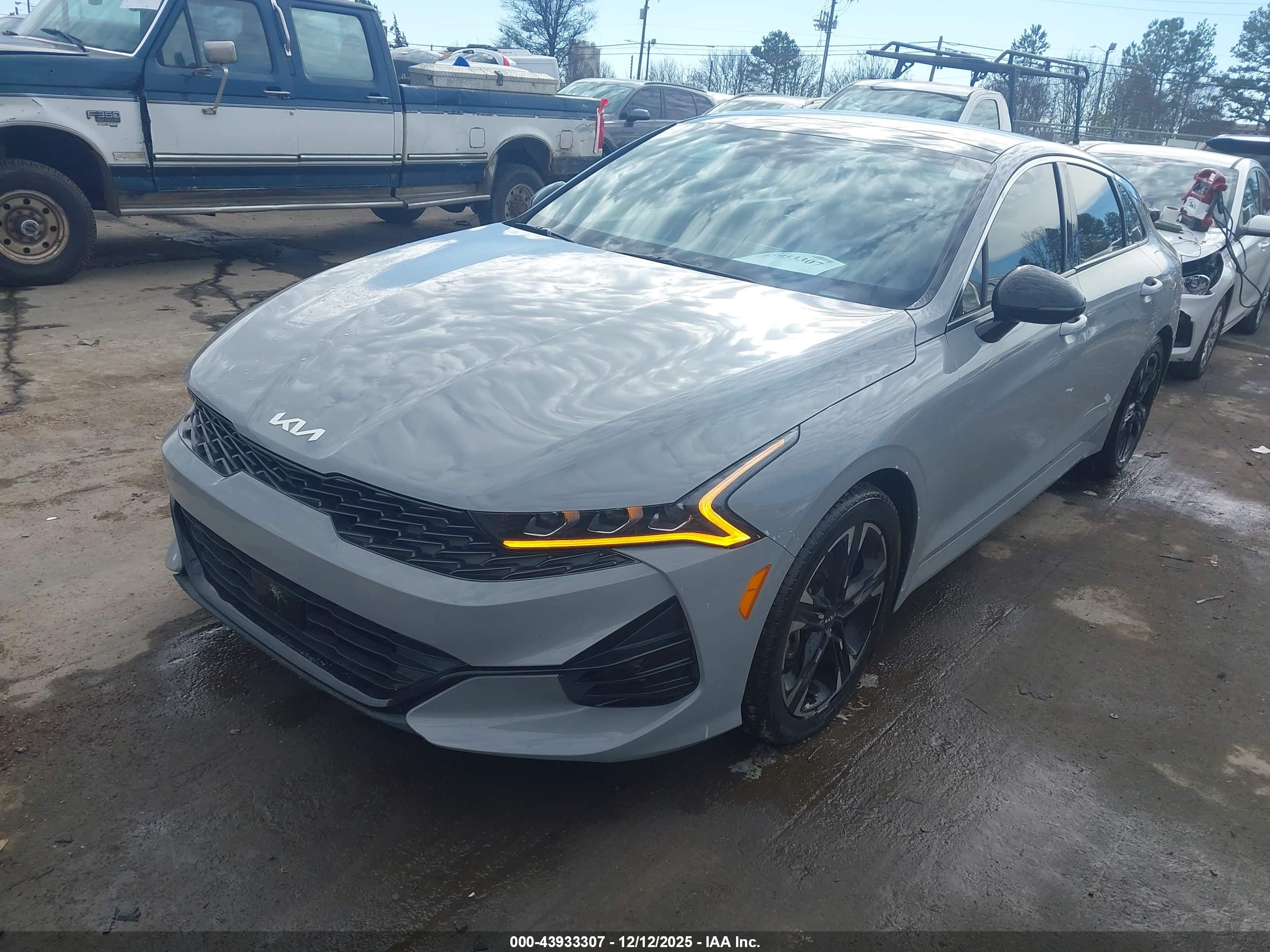 KIA K5 image 2
