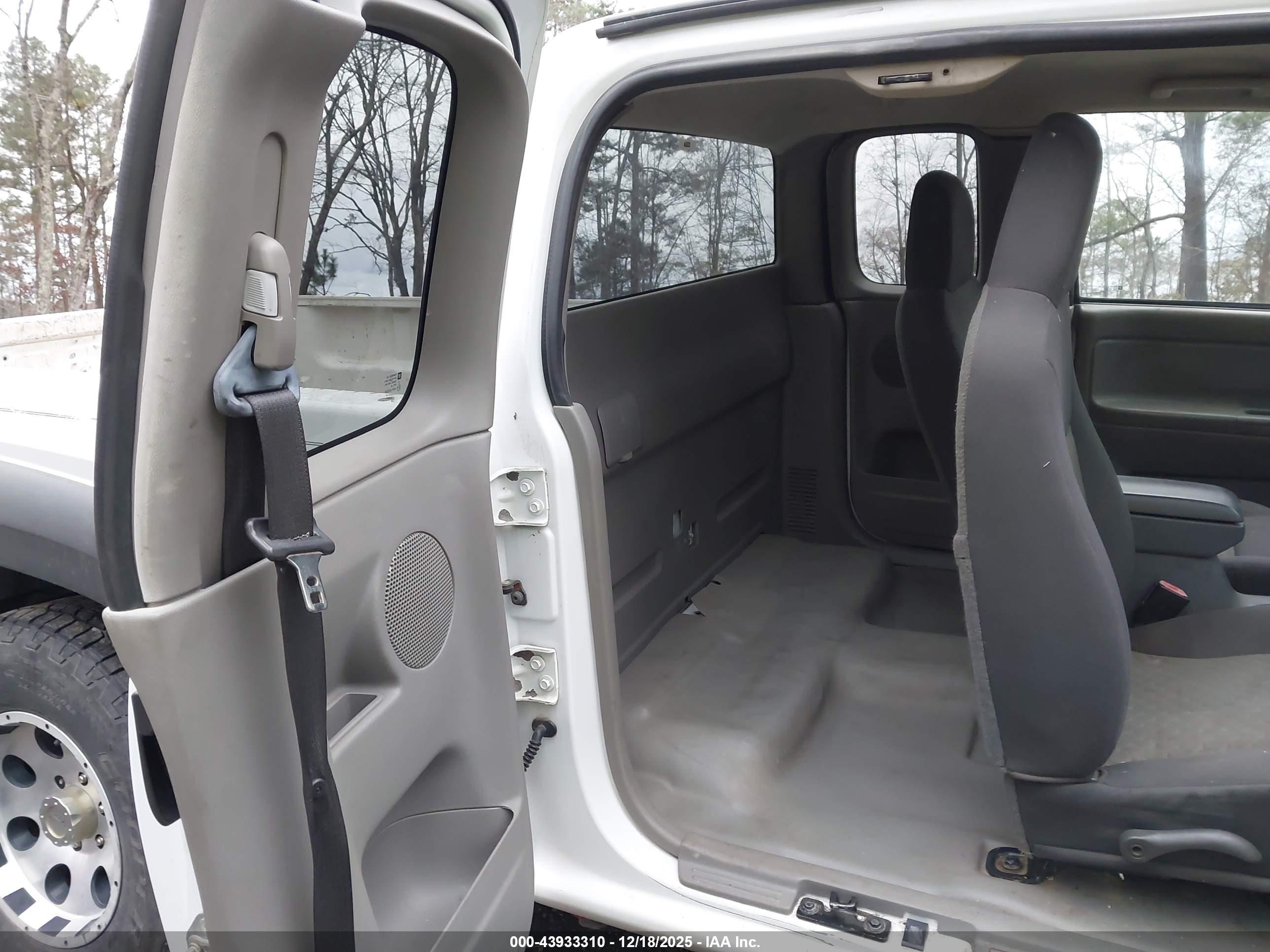 CHEVROLET COLORADO image 8
