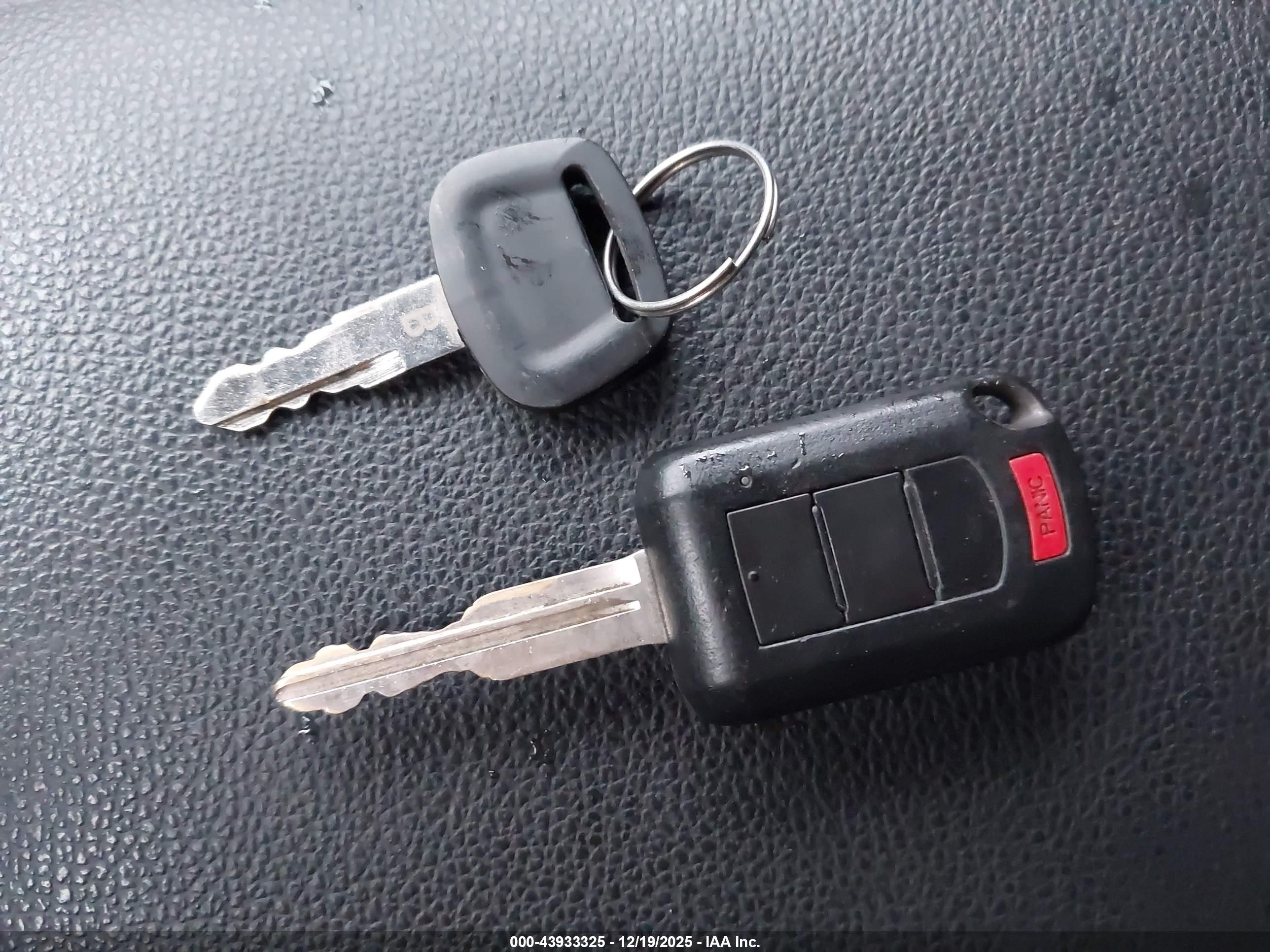 MITSUBISHI OUTLANDER image 11