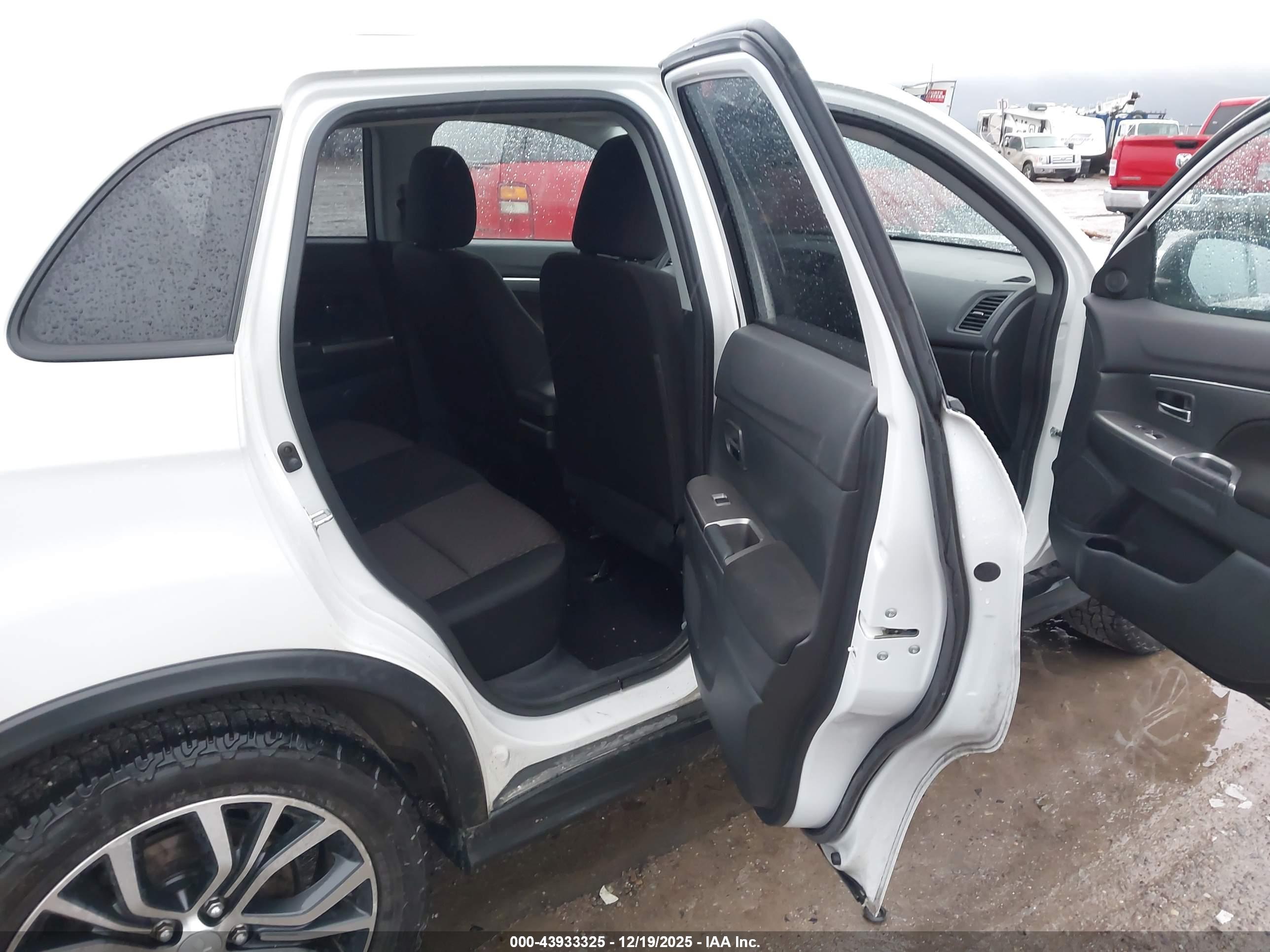 MITSUBISHI OUTLANDER image 8