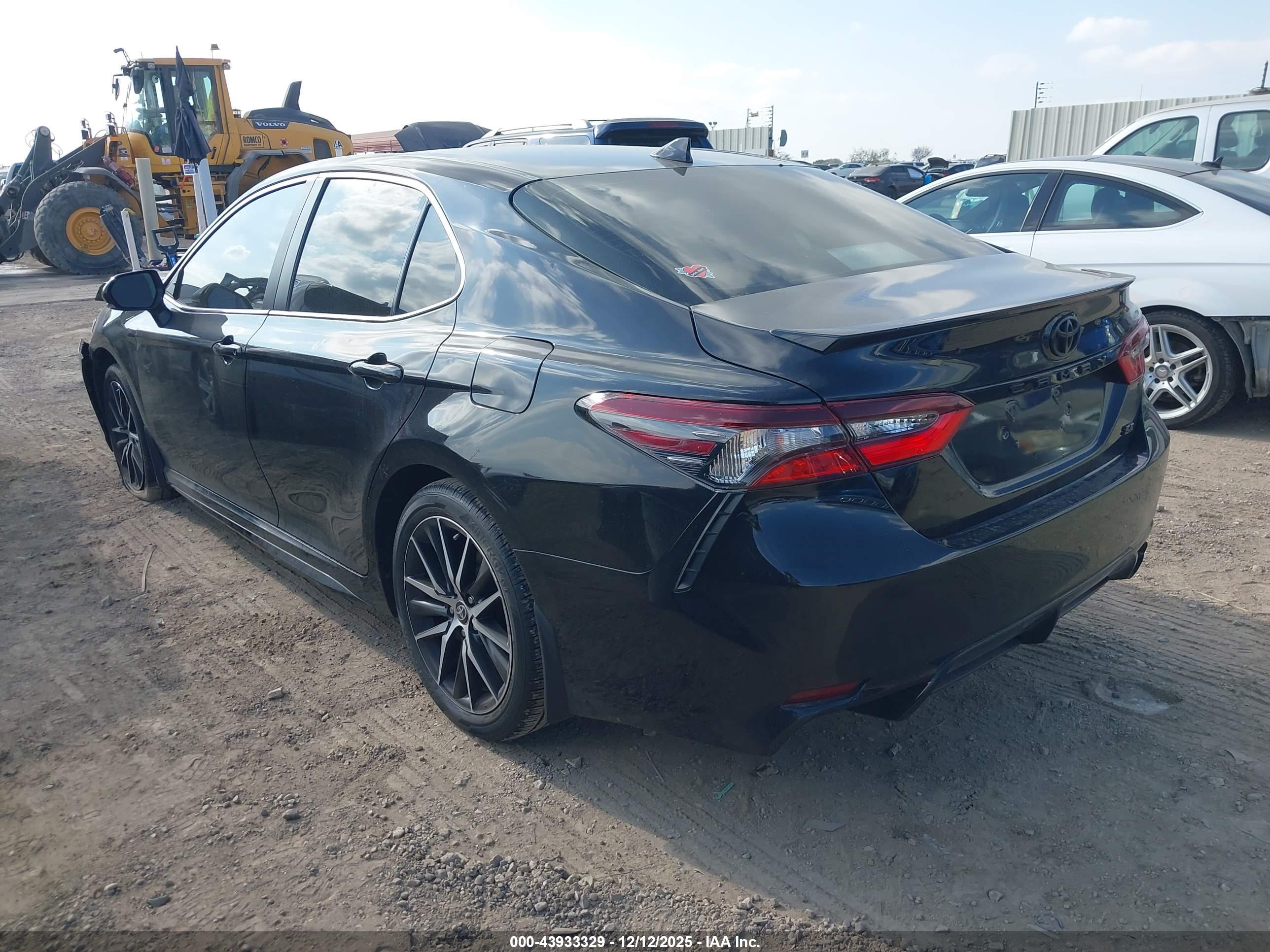 TOYOTA CAMRY image 3