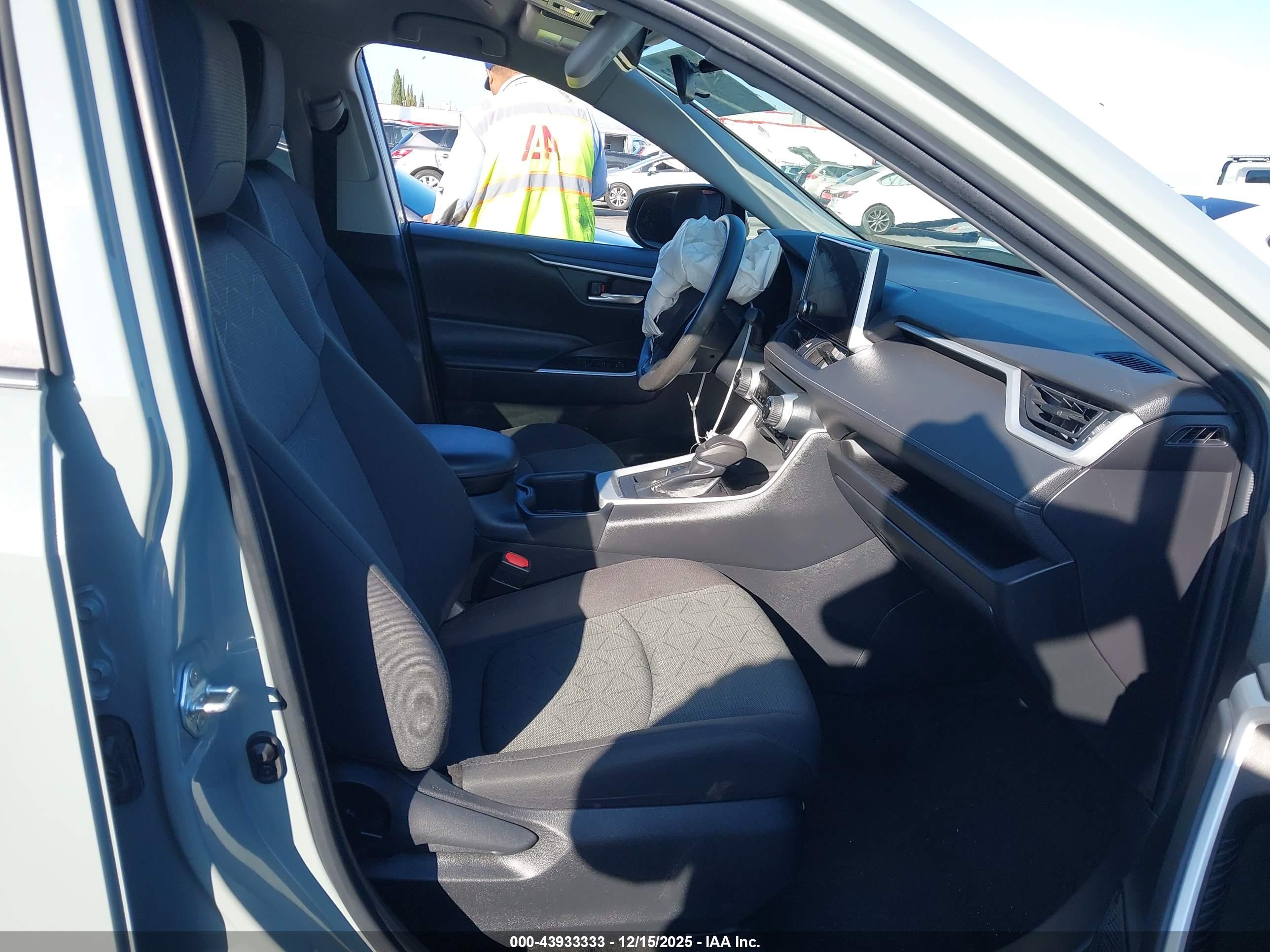 TOYOTA RAV4 image 5