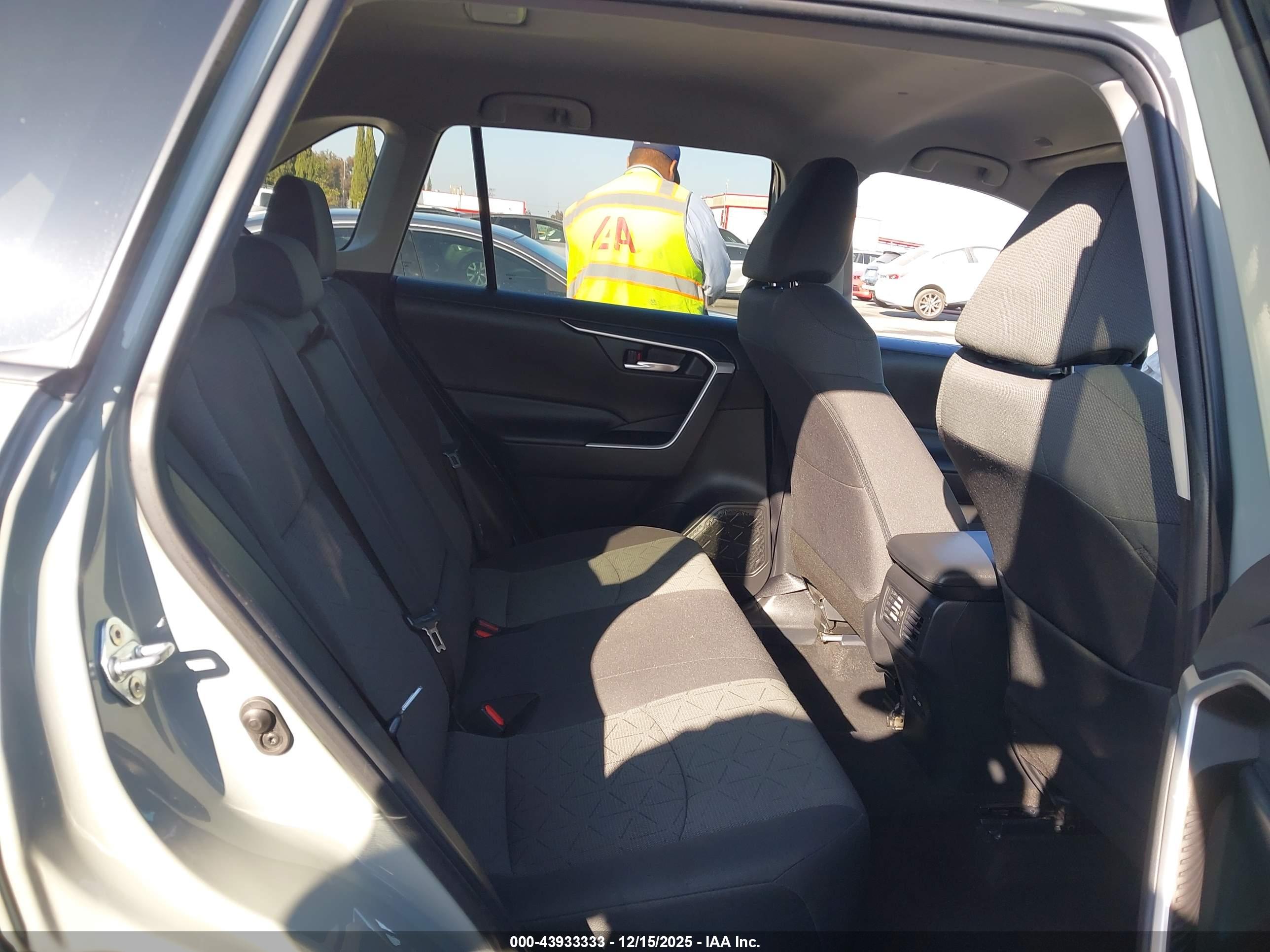 TOYOTA RAV4 image 8