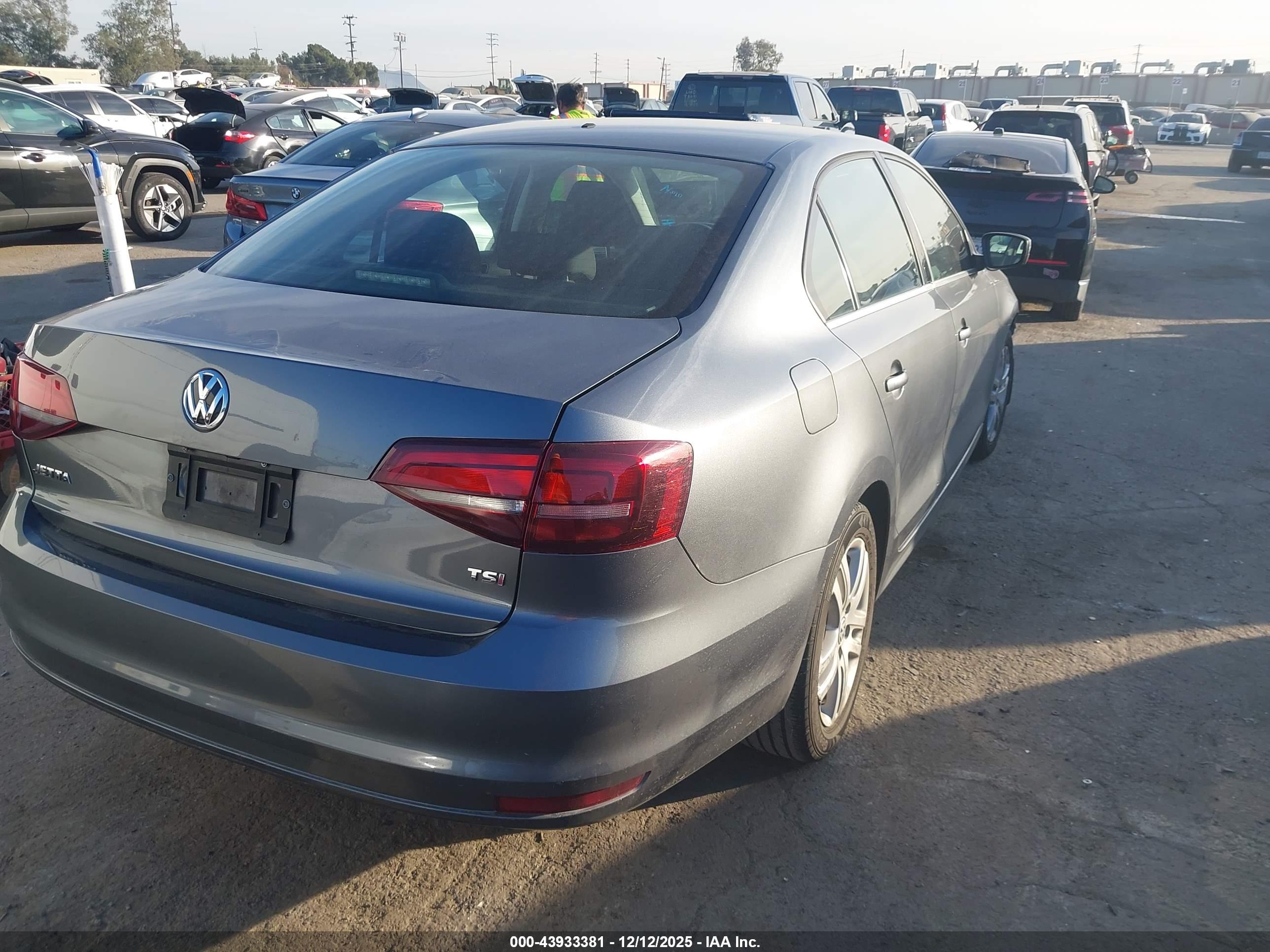 VOLKSWAGEN JETTA image 4