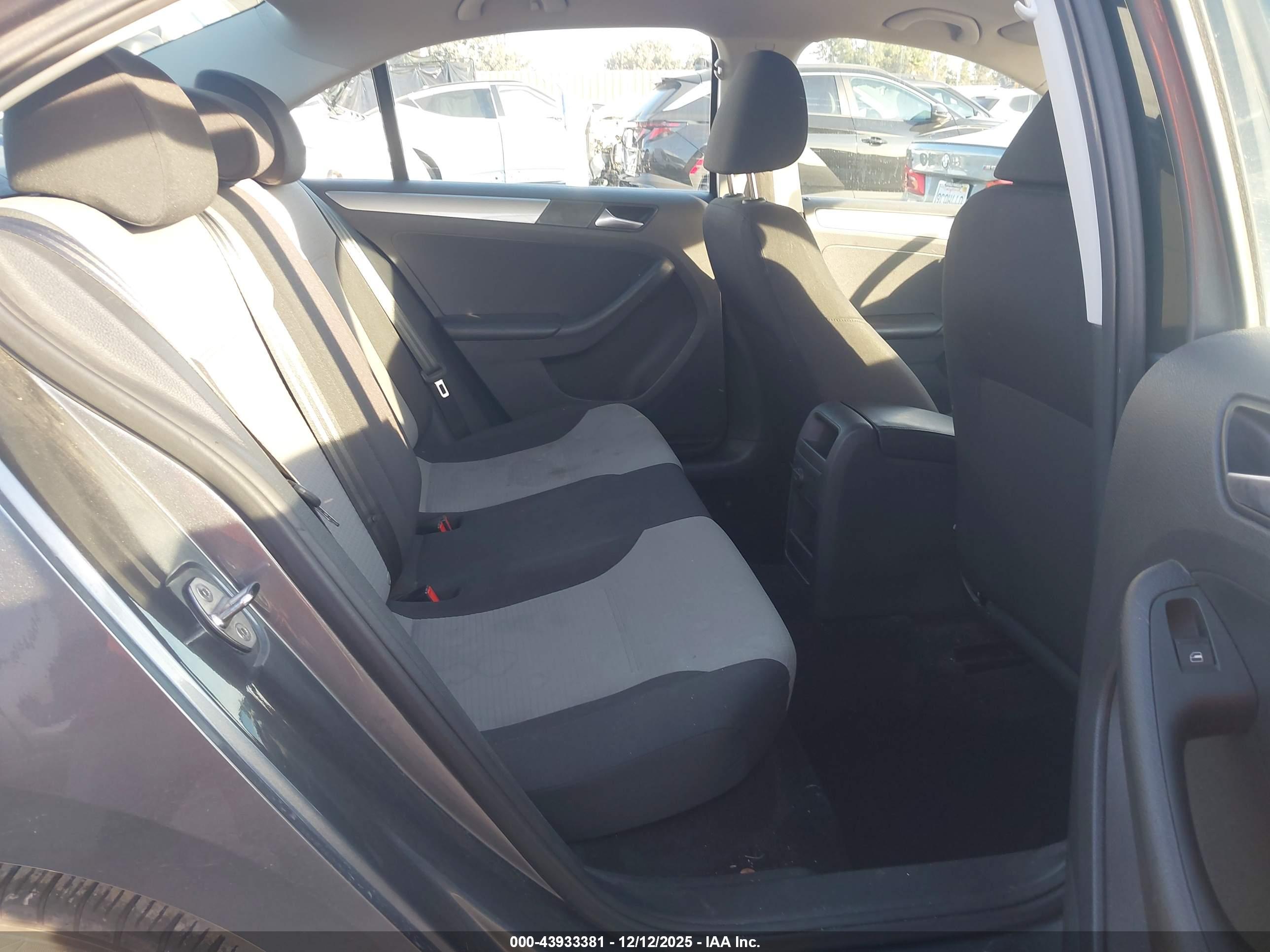 VOLKSWAGEN JETTA image 8
