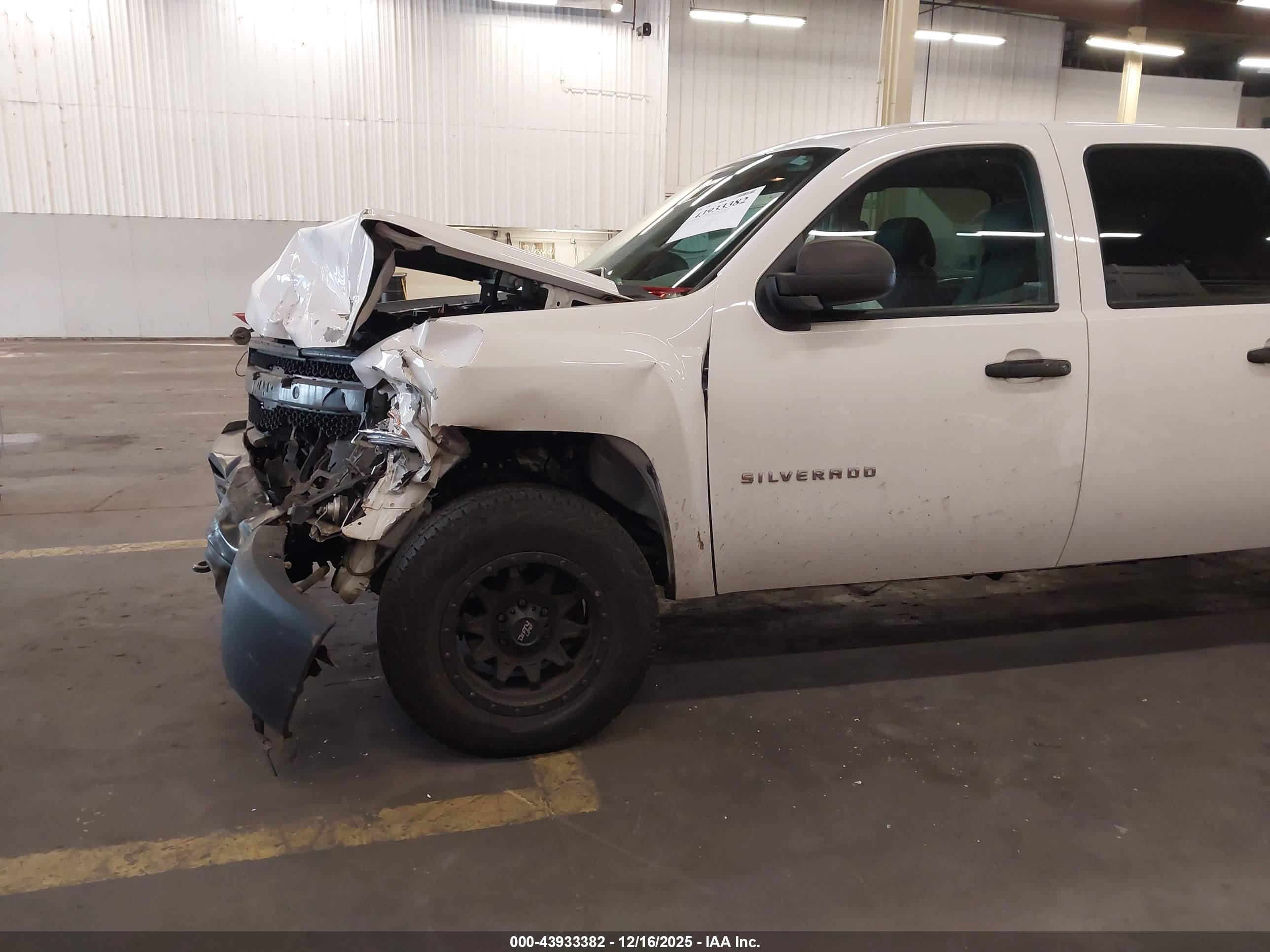 CHEVROLET SILVERADO image 6