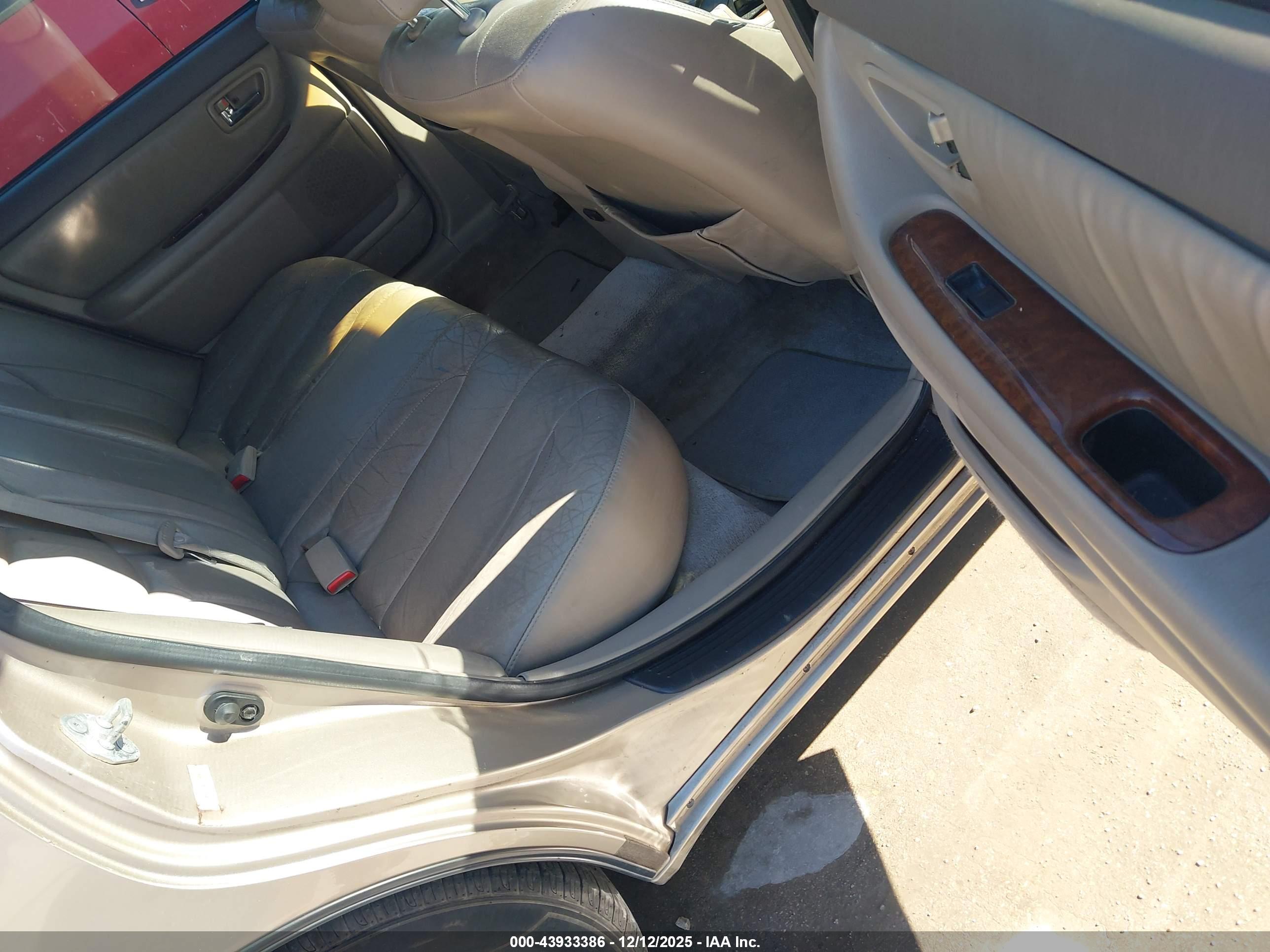 TOYOTA AVALON image 8