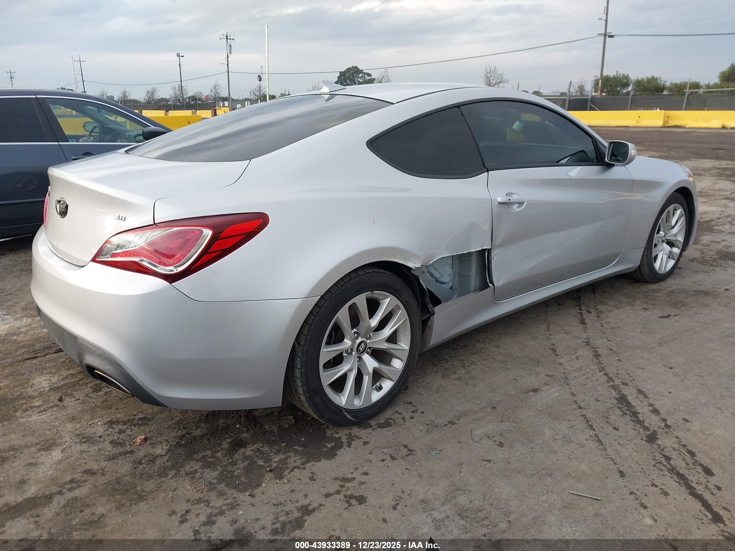 HYUNDAI GENESIS image 4