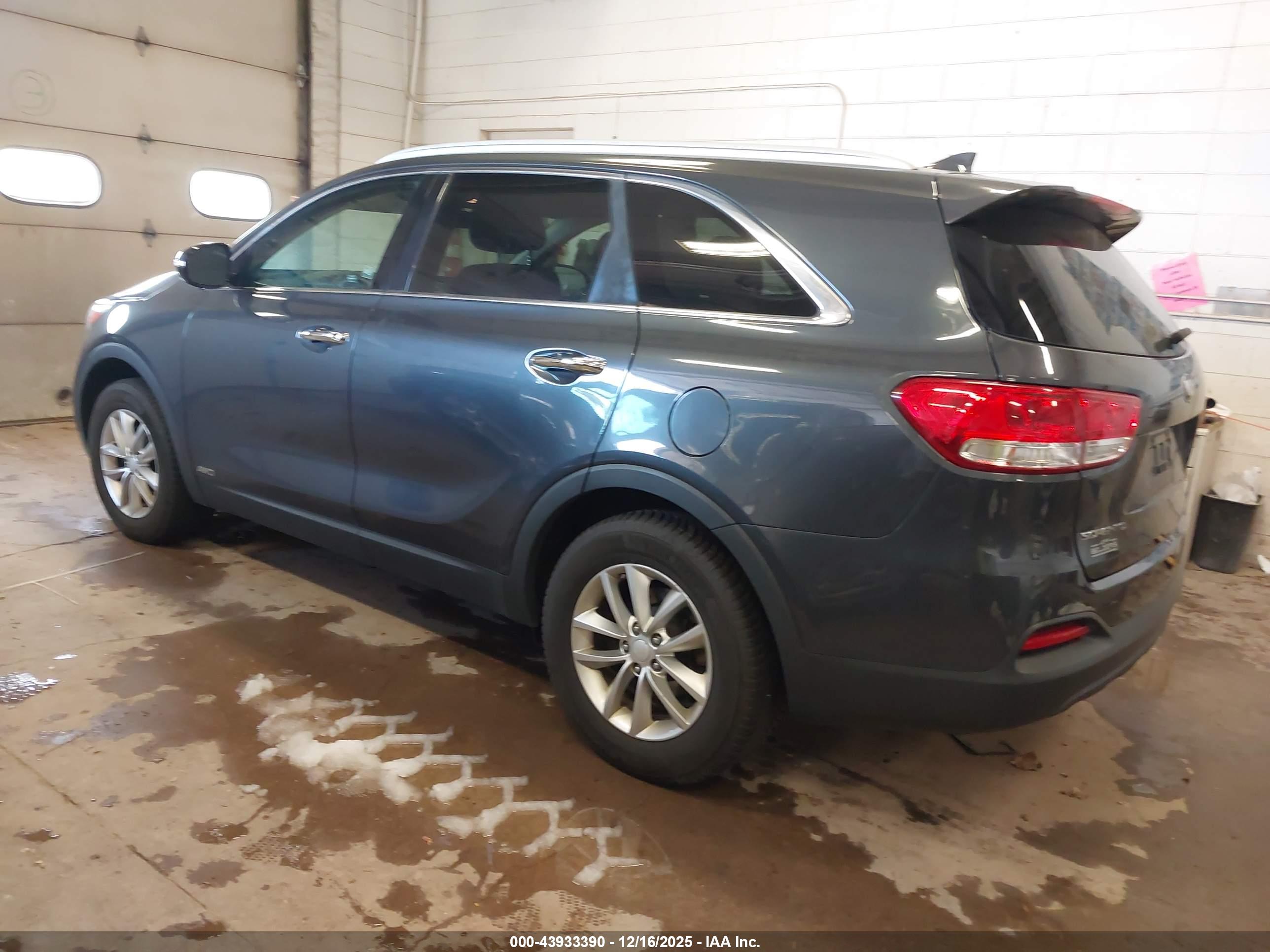 KIA SORENTO image 3