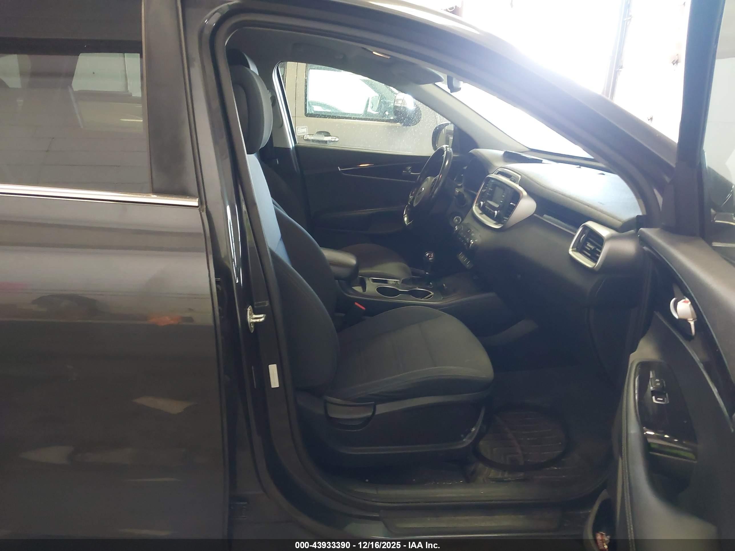 KIA SORENTO image 5