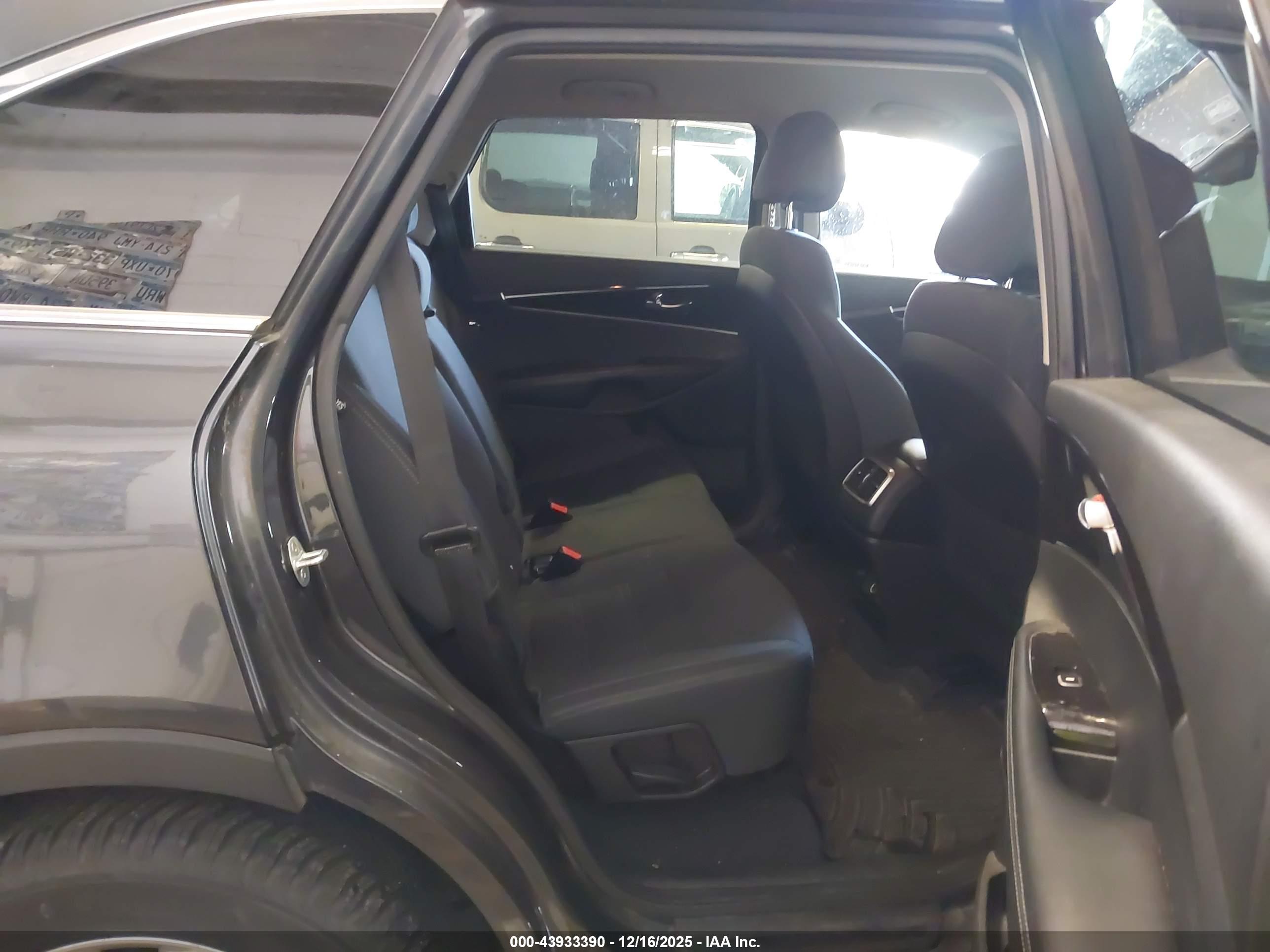 KIA SORENTO image 8