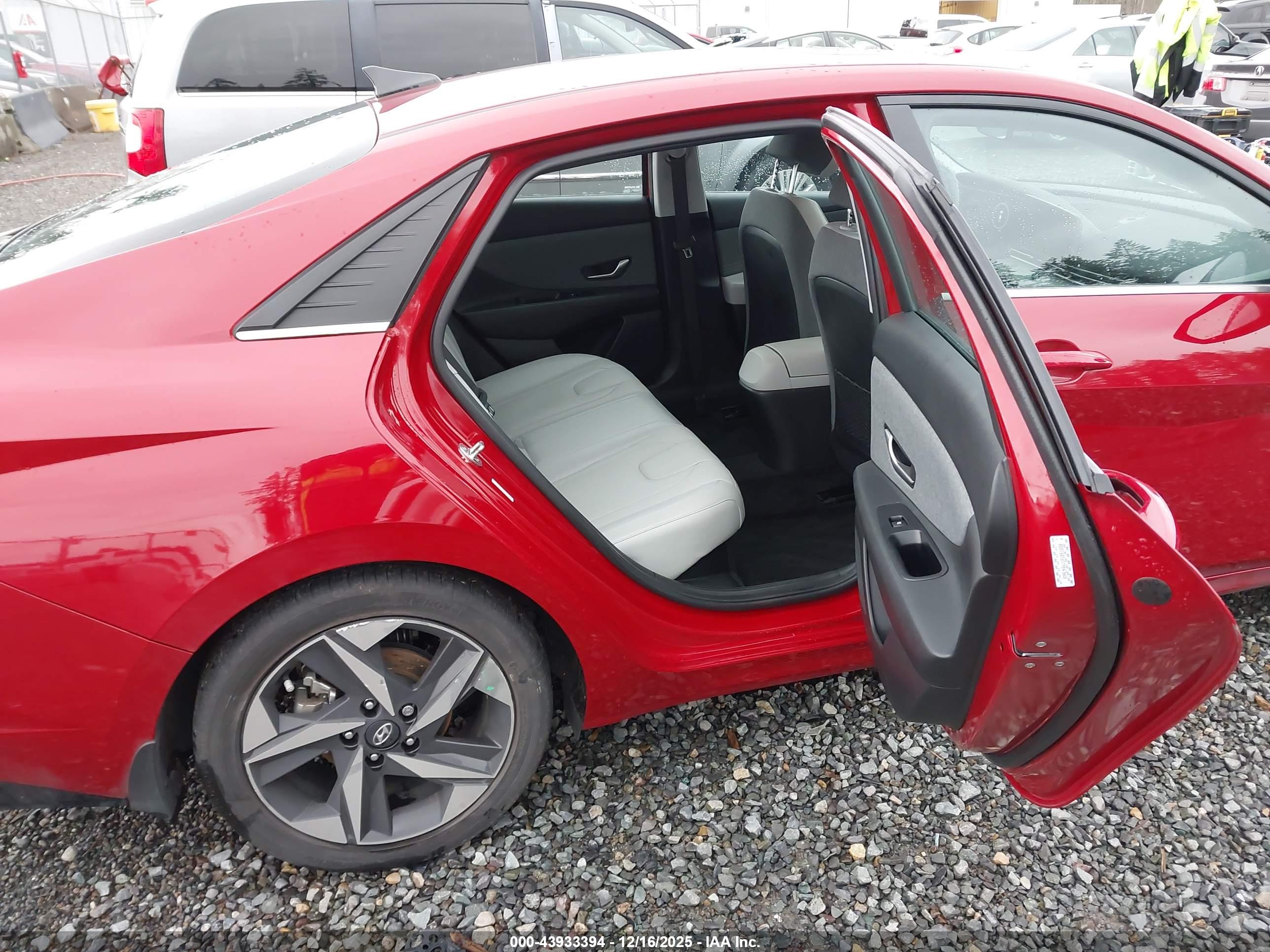 HYUNDAI ELANTRA image 8