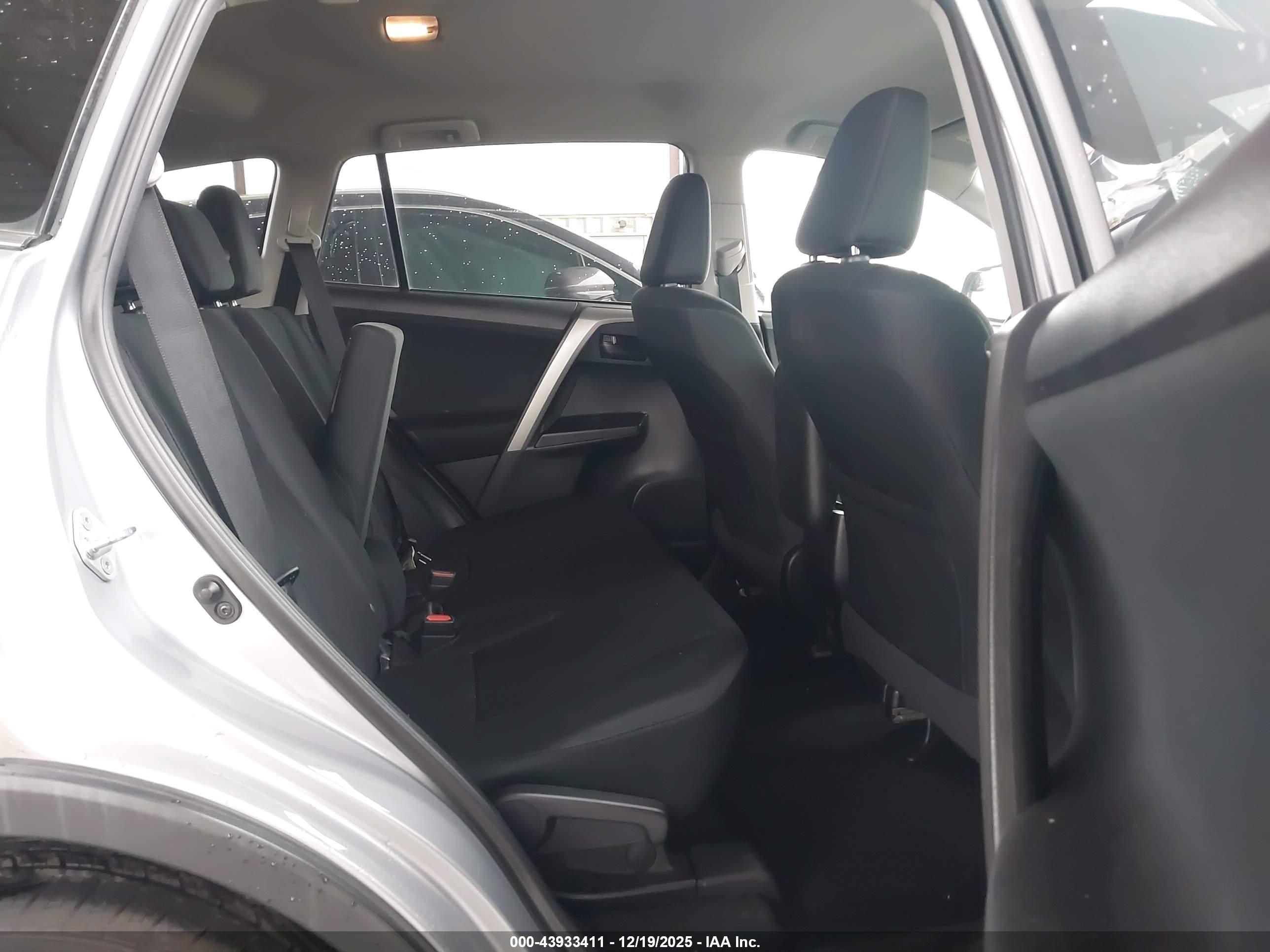 TOYOTA RAV4 image 8