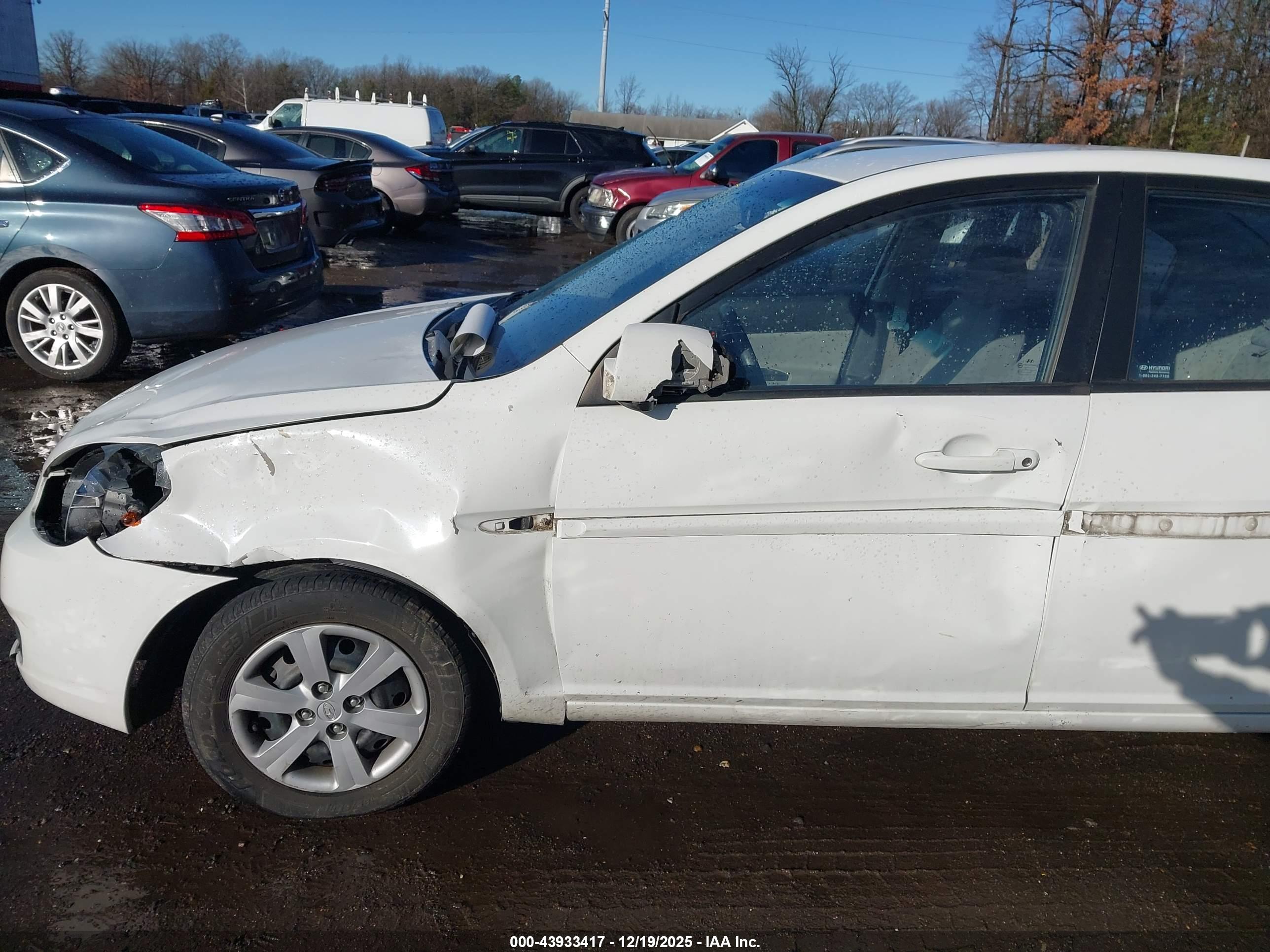 HYUNDAI ACCENT image 6